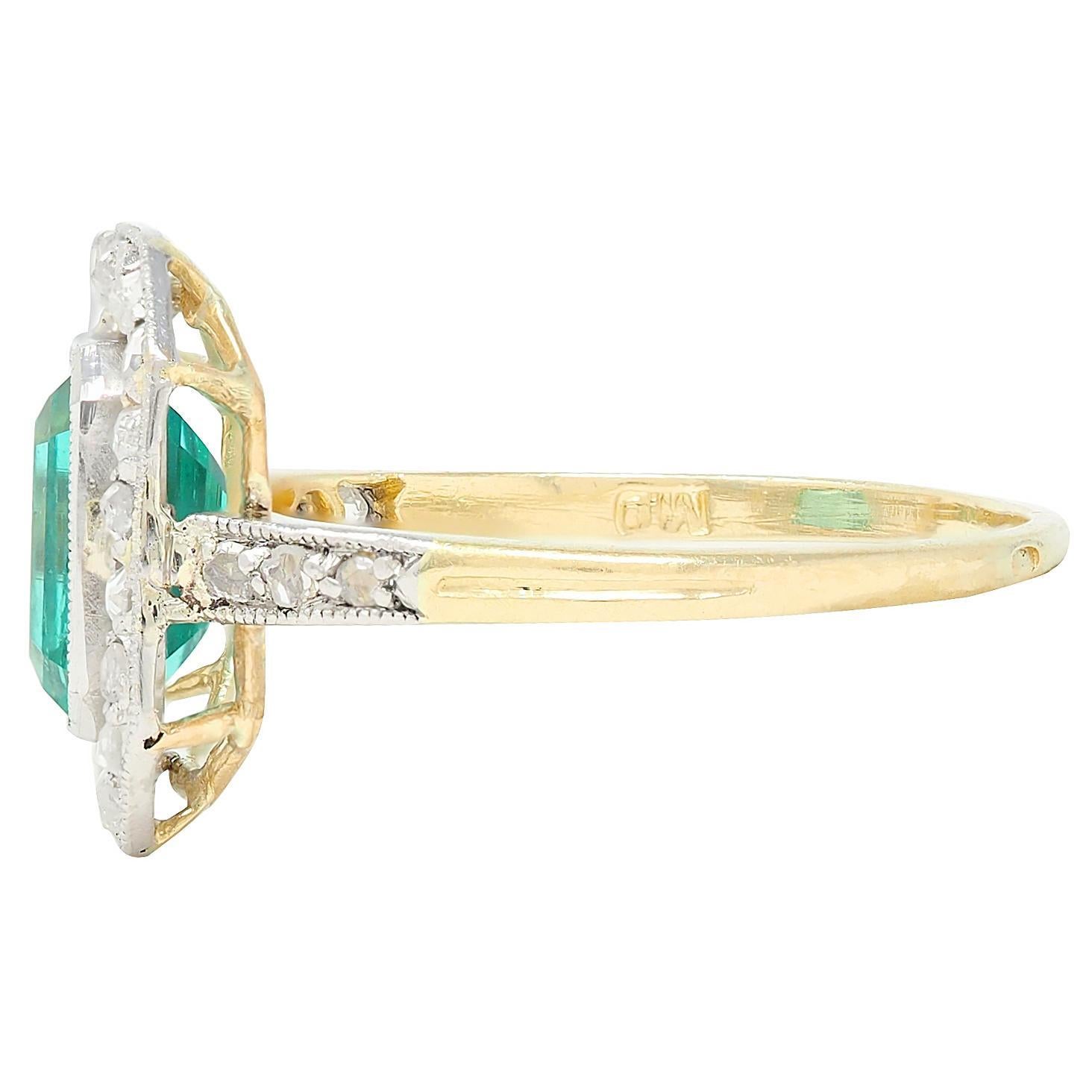 Art Deco 1.67 CTW Colombian Emerald Diamond Platinum 18K Gold Antique Halo Ring en Excelente estado para la venta en Philadelphia, PA