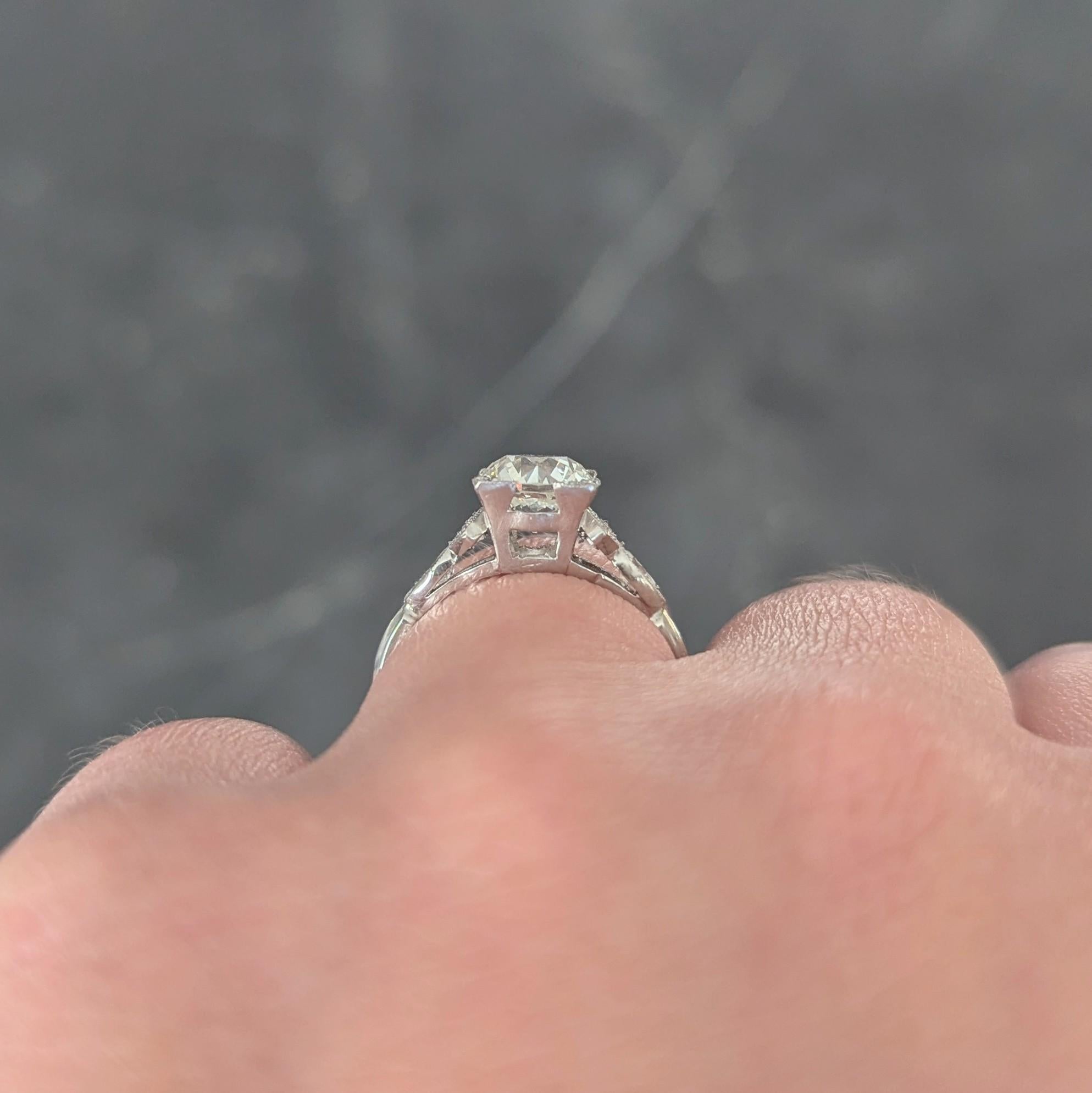 Art Deco 1.68 Karat alter europäischer Diamant Platin Vintage Verlobungsring GIA im Angebot 3