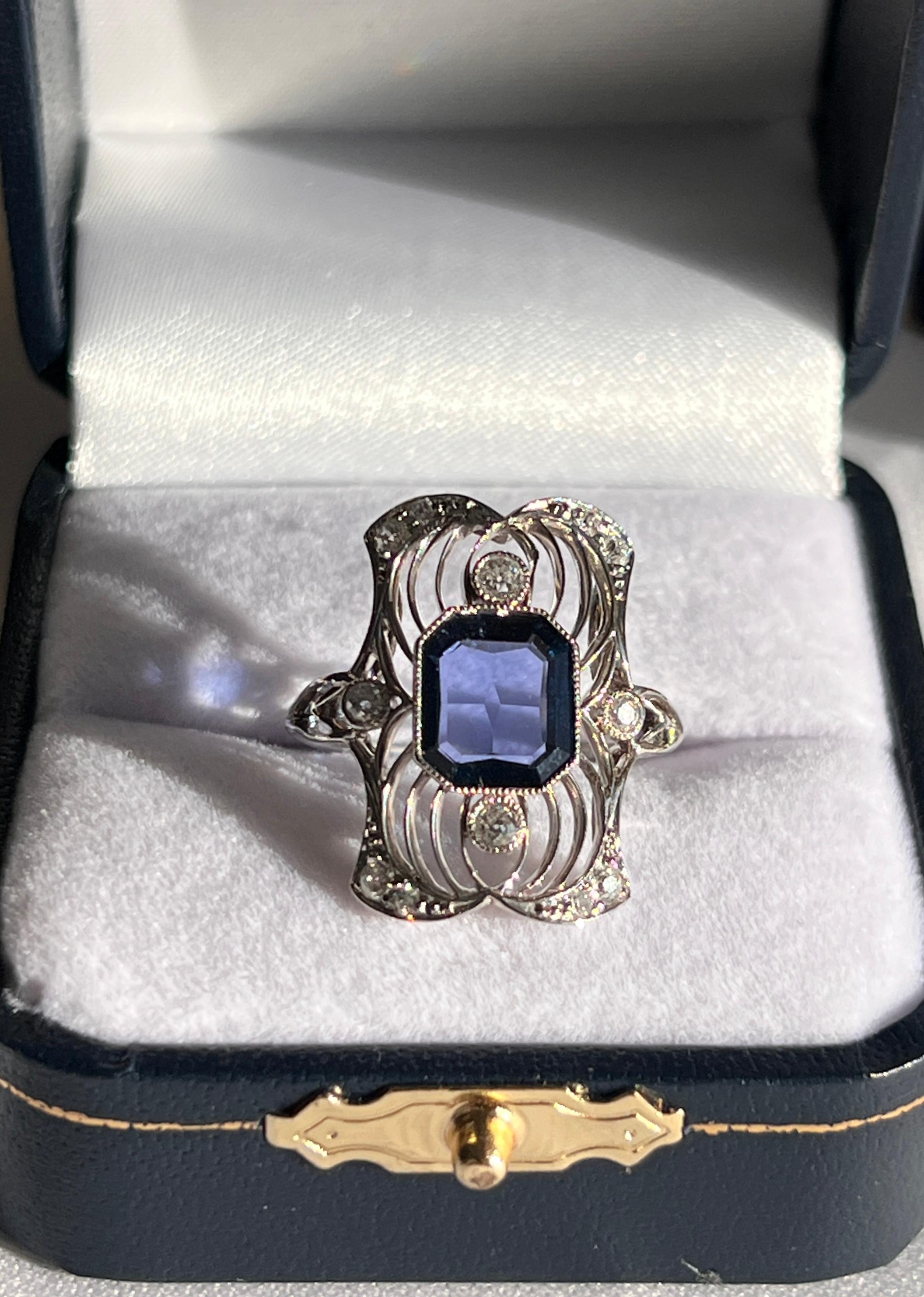 Dieser Art-Deco-Cocktailring mit Saphir und Diamant aus Platin bietet außergewöhnliche Handwerkskunst aus den 1920er- bis 1930er-Jahren, einen schönen königsblauen Saphir und einen Diamanten mit altem europäischen Schliff - ein herausragendes Stück