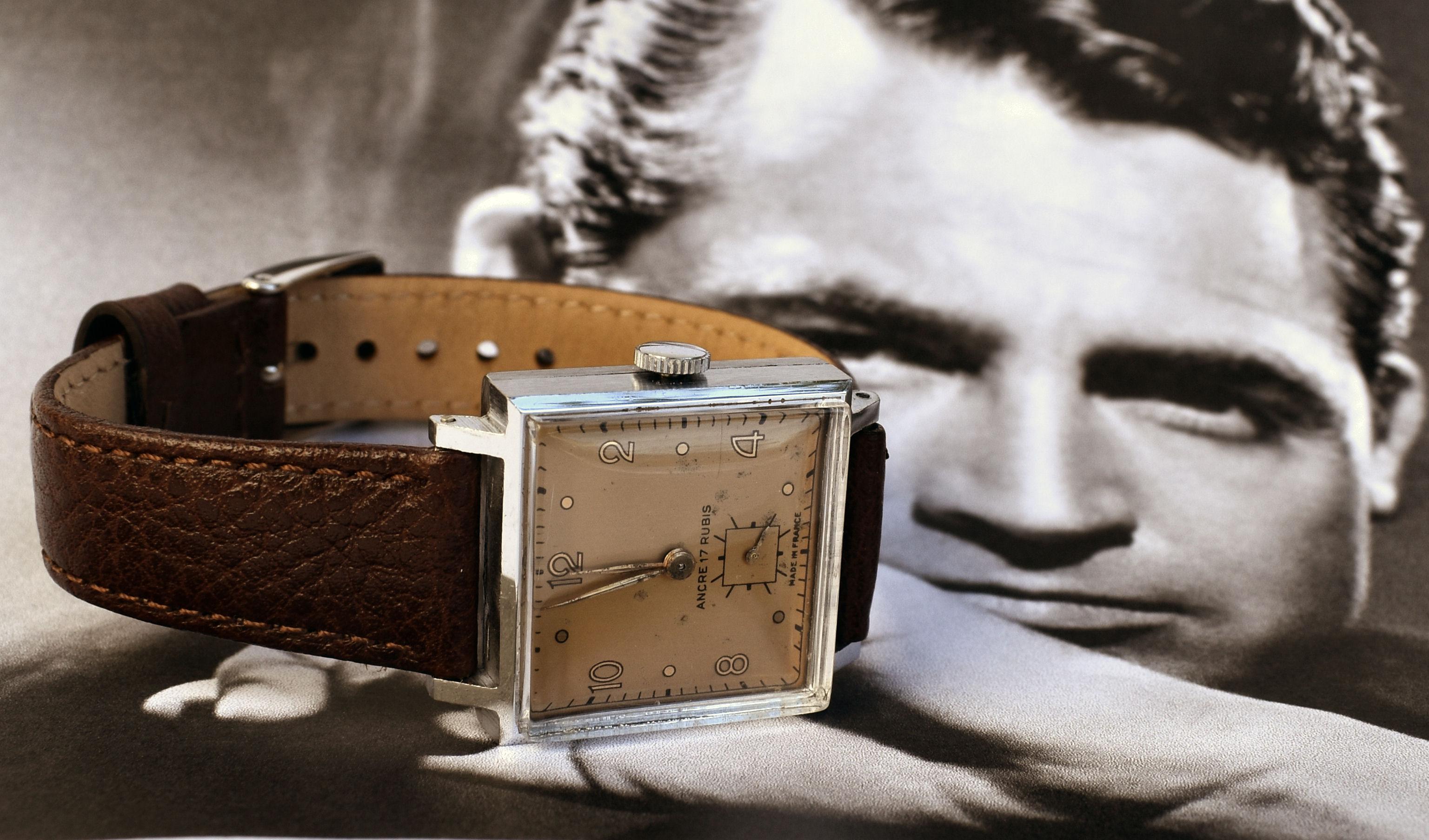 Für die Herren da draußen, die eine stilvolle Uhr suchen, die den Art Deco-Stil widerspiegelt und auch Qualität bietet, dann suchen Sie nicht weiter diese Uhr vielleicht für Sie. Obwohl unbranded wir wissen, dass diese Uhr ist Schweizer, diese Uhr