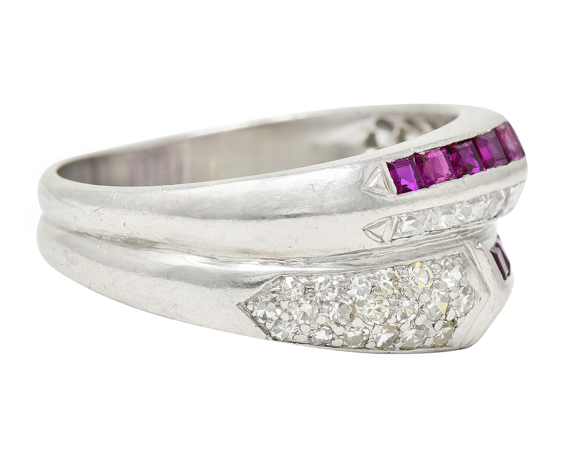 Taille carrée Bague à double anneau Art déco en platine avec diamants de 1,70 carat et rubis en vente