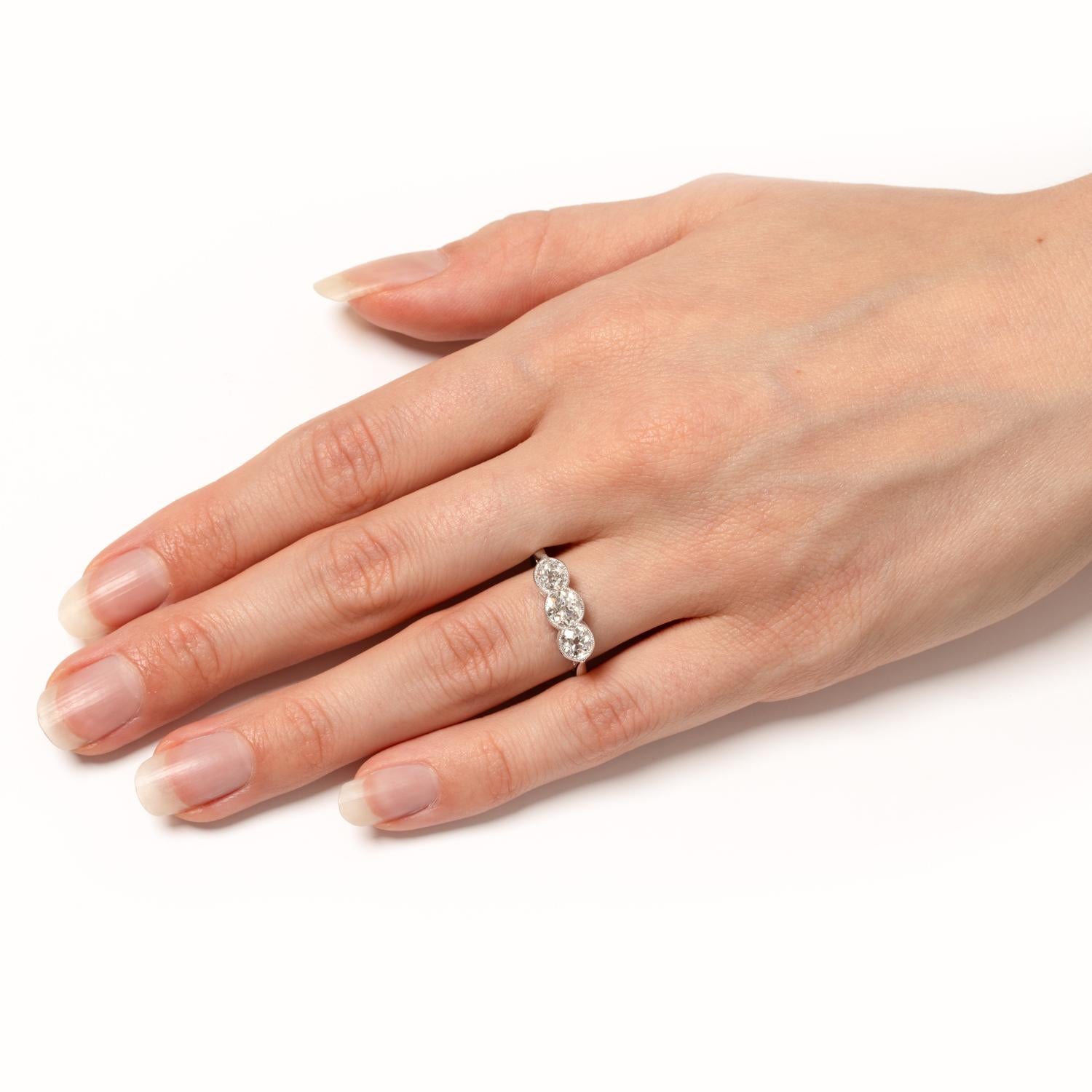 Art-déco-Ring mit drei Steinen, 1,70 Karat Diamant, ca. 1920er Jahre für Damen oder Herren im Angebot
