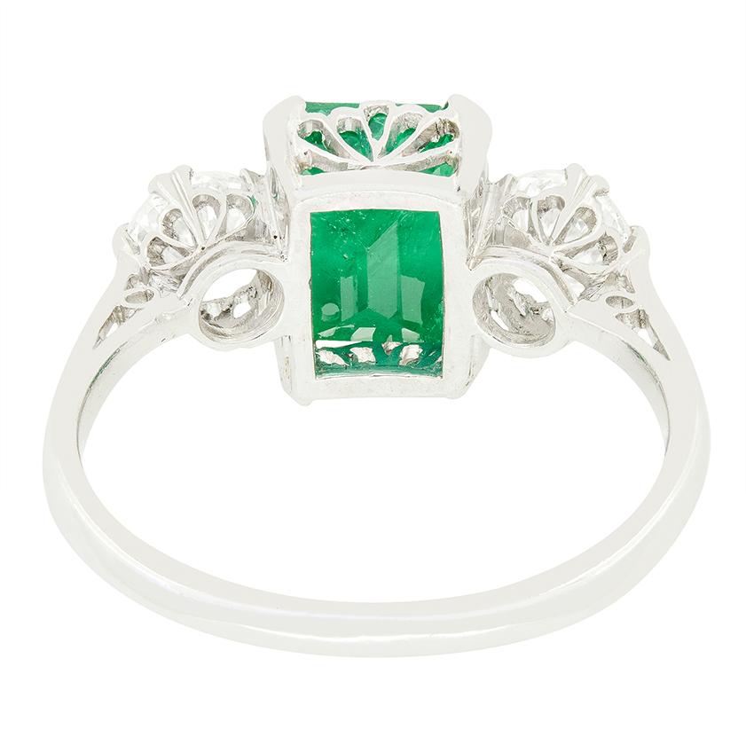 Art Deco 1.70ct Emerald and Diamond Three Stone Ring, c.1920s In Good Condition For Sale In London, GB