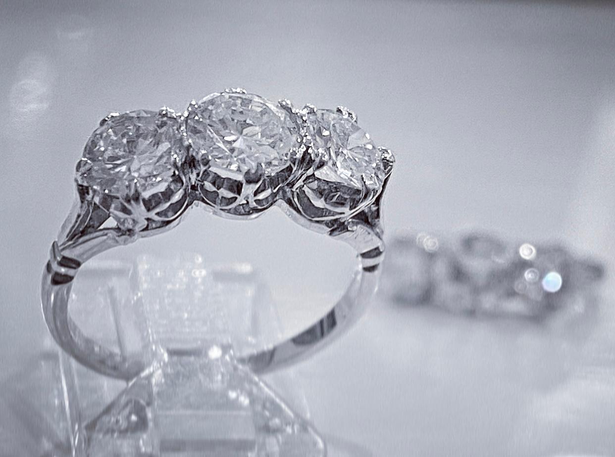 Art Deco 1.70ct Three Stone Diamond Ring, c.1920s For Sale 1