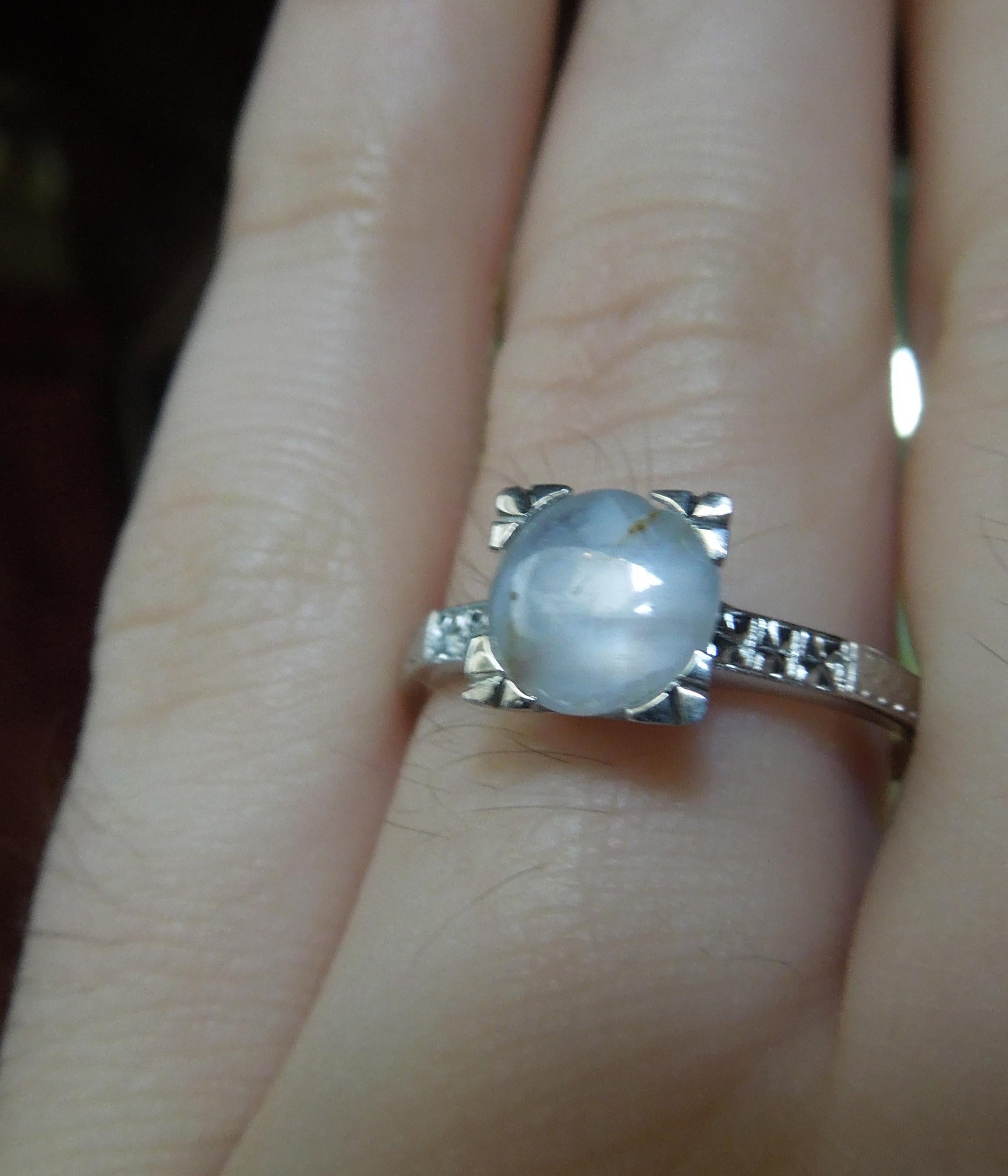 Women's Art Deco 1.71 Carat Lavender Sapphire Platinum Ring For Sale