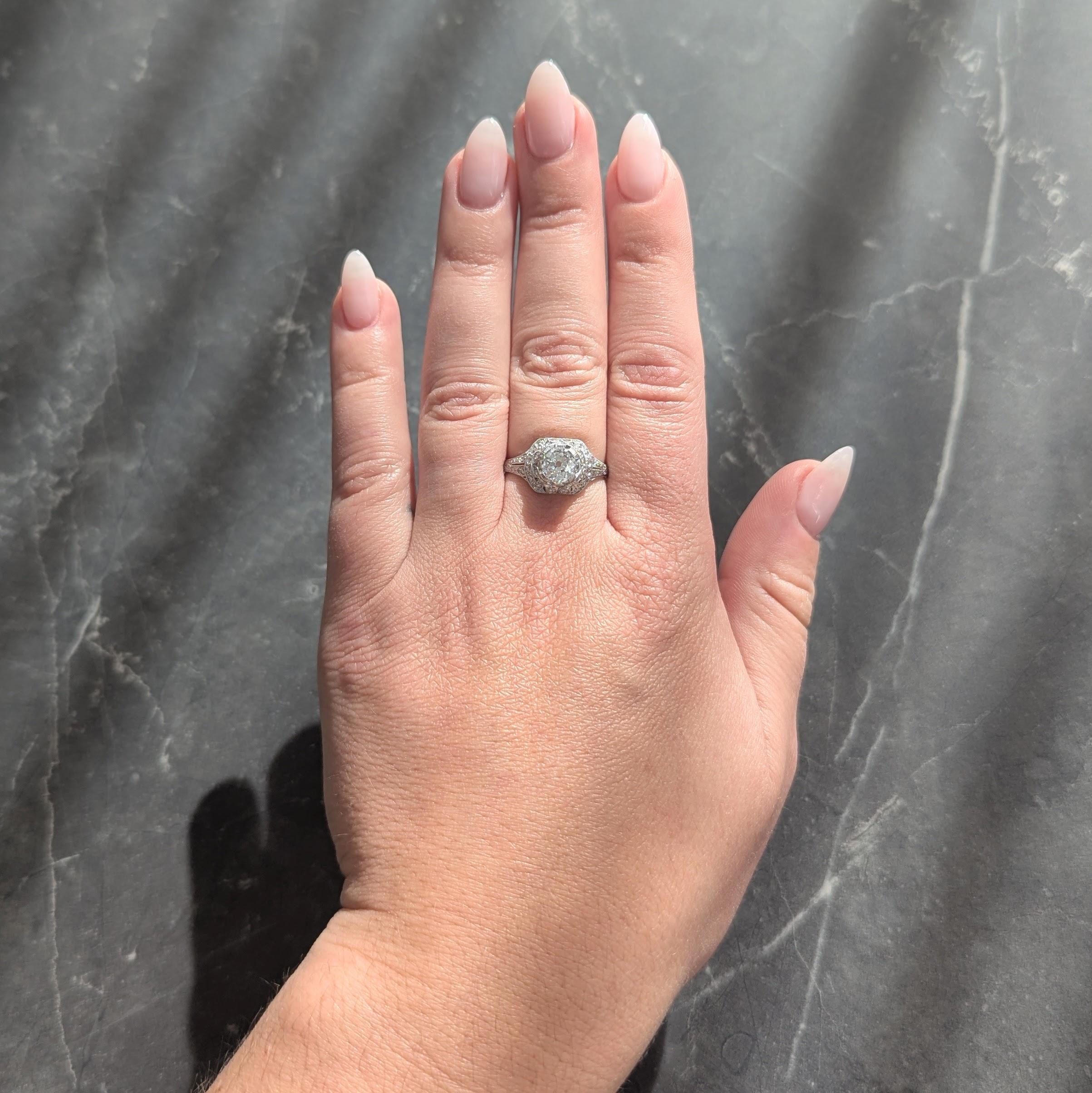 In der Mitte ein Diamant im alten Minenschliff mit einem Gesamtgewicht von ca. 1,03 Karat - Farbe J und Reinheit SI2
Mit breiten, gerillten Zacken und einer durchbrochenen Galerie mit fließenden Bändern
Durchgehend mit Diamanten im alten