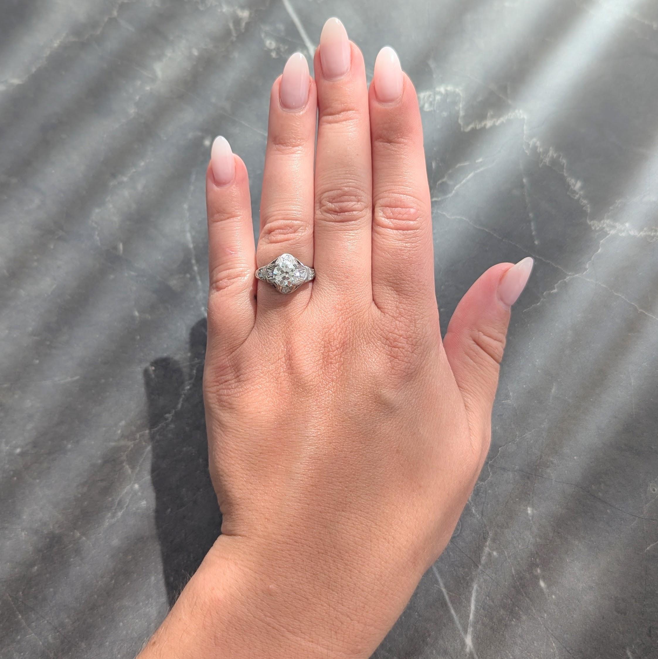 Centré sur un diamant de taille européenne ancienne pesant 1,50 carats au total - couleur L et pureté SI1
Serti de pinces cannelées dans une galerie ondulante de forme quadrilobée.
Flanqué d'épaulements à motifs de volutes et d'un profil