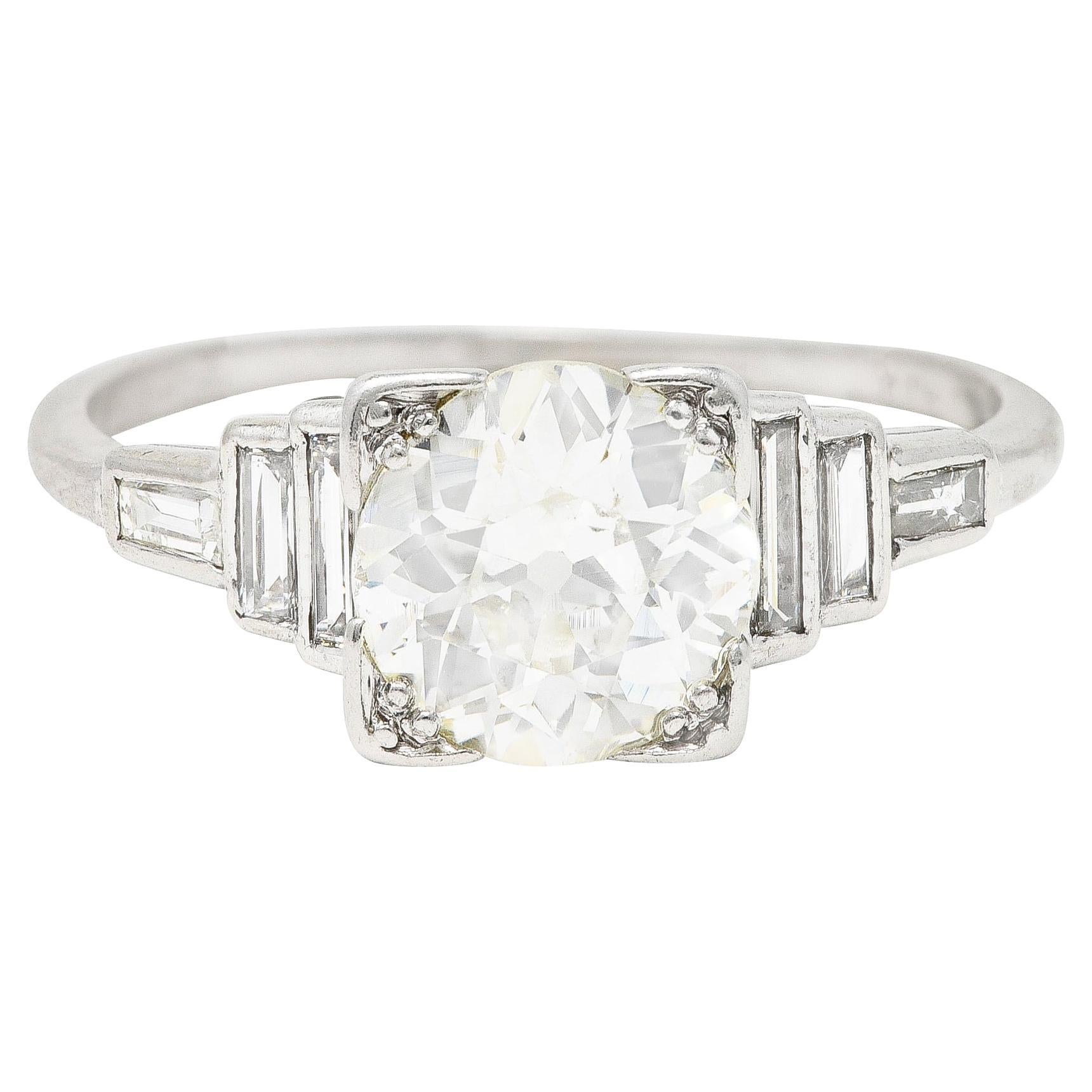 Art Deco Diamant und Platin Step Design Ring mit Diamanten im alten  Minenschliff in der Mitte im Angebot bei 1stDibs