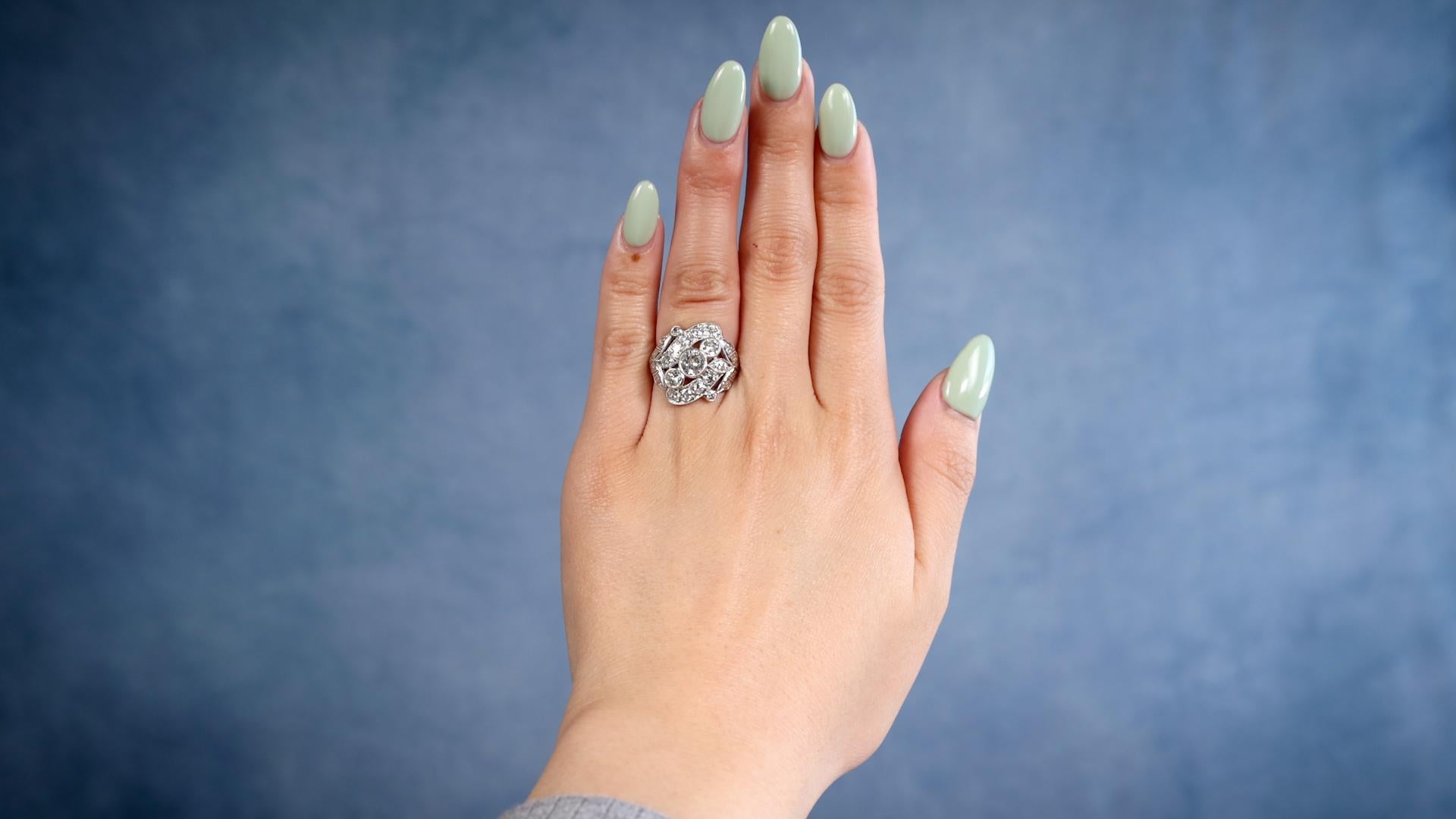 Ein Art Deco 1,75 Karat Gesamtgewicht Diamant Platin Ring. Mit einem Diamanten im alten europäischen Schliff mit einem Gewicht von ca. 0,45 Karat, Farbe K, Reinheit I1. Akzentuiert durch 14 runde Diamanten im Brillant- und alten europäischen Schliff