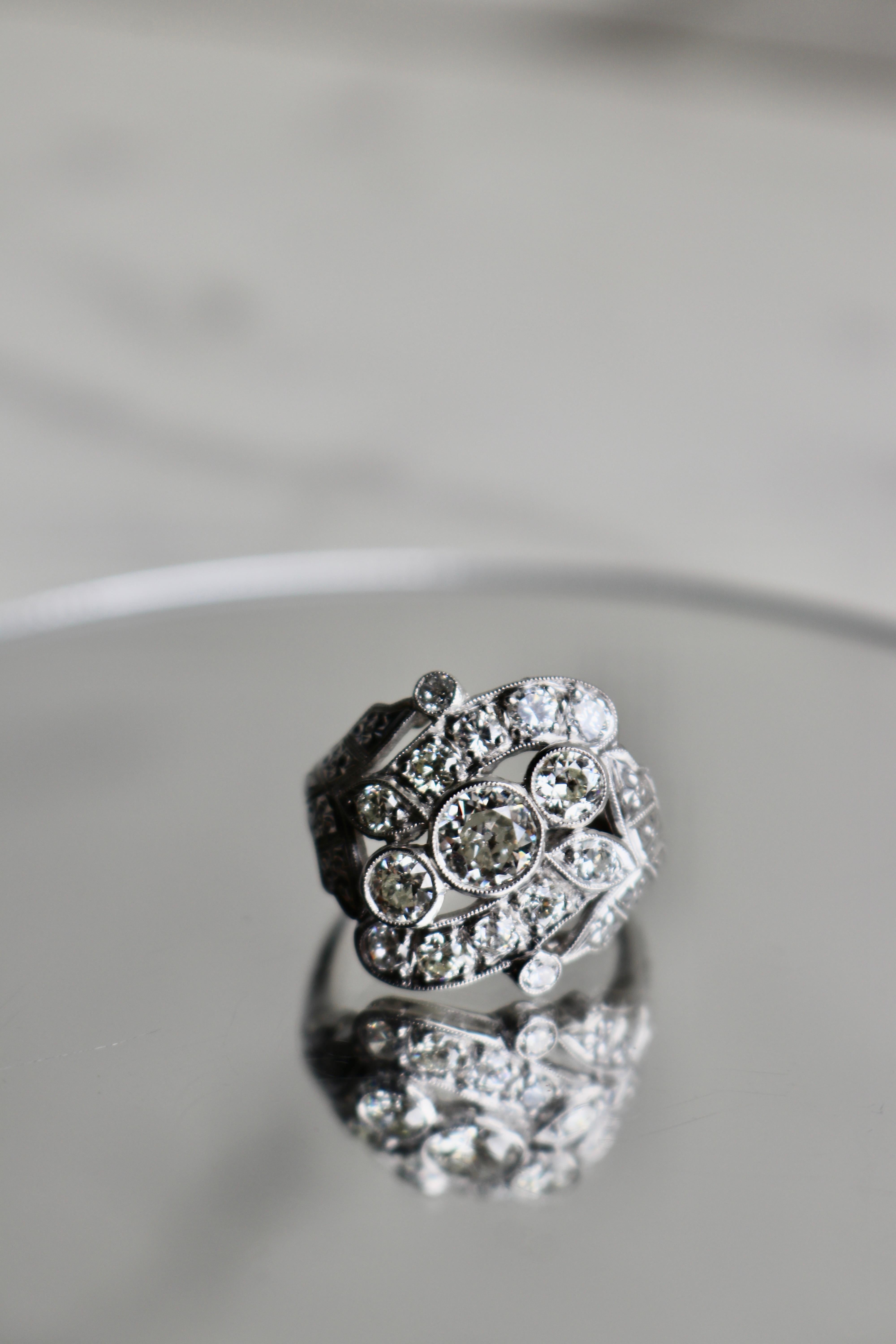 Women's or Men's Art Deco 1.75 Carat Total Weight Diamond Platinum Ring For Sale