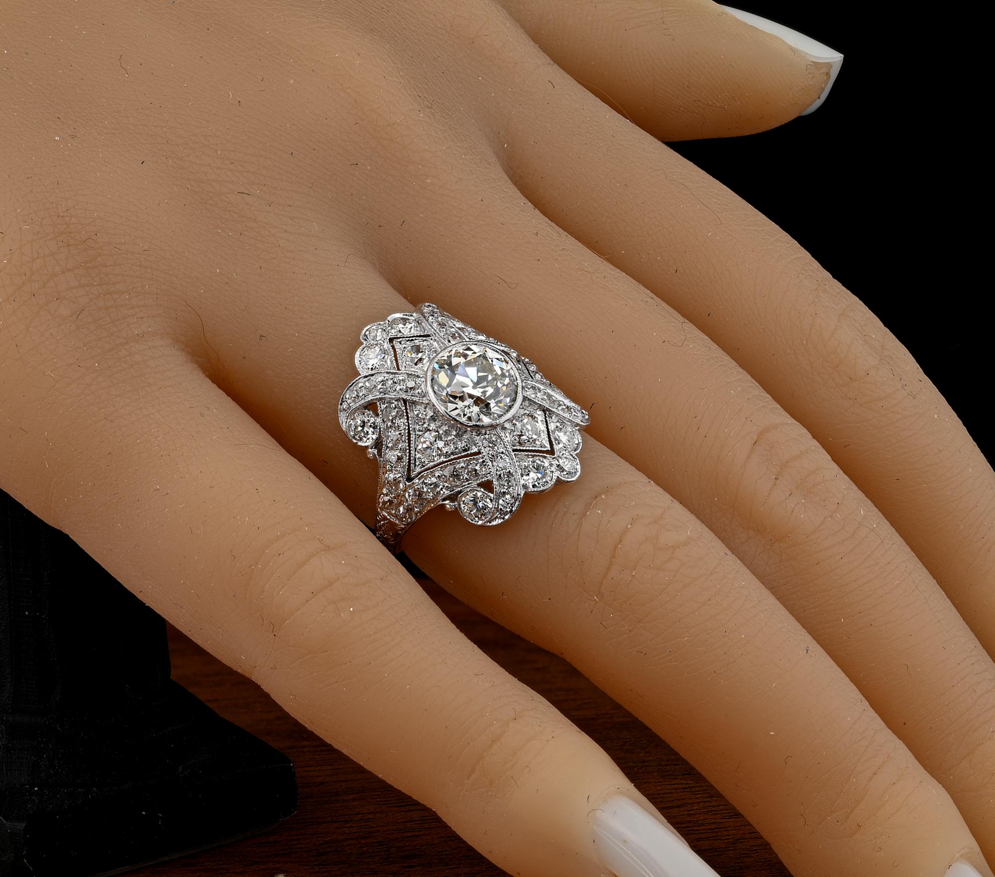 Anillo Art Decó con placa de platino de 1,75 quilates de diamantes y 2,20 quilates de complementos en venta 5