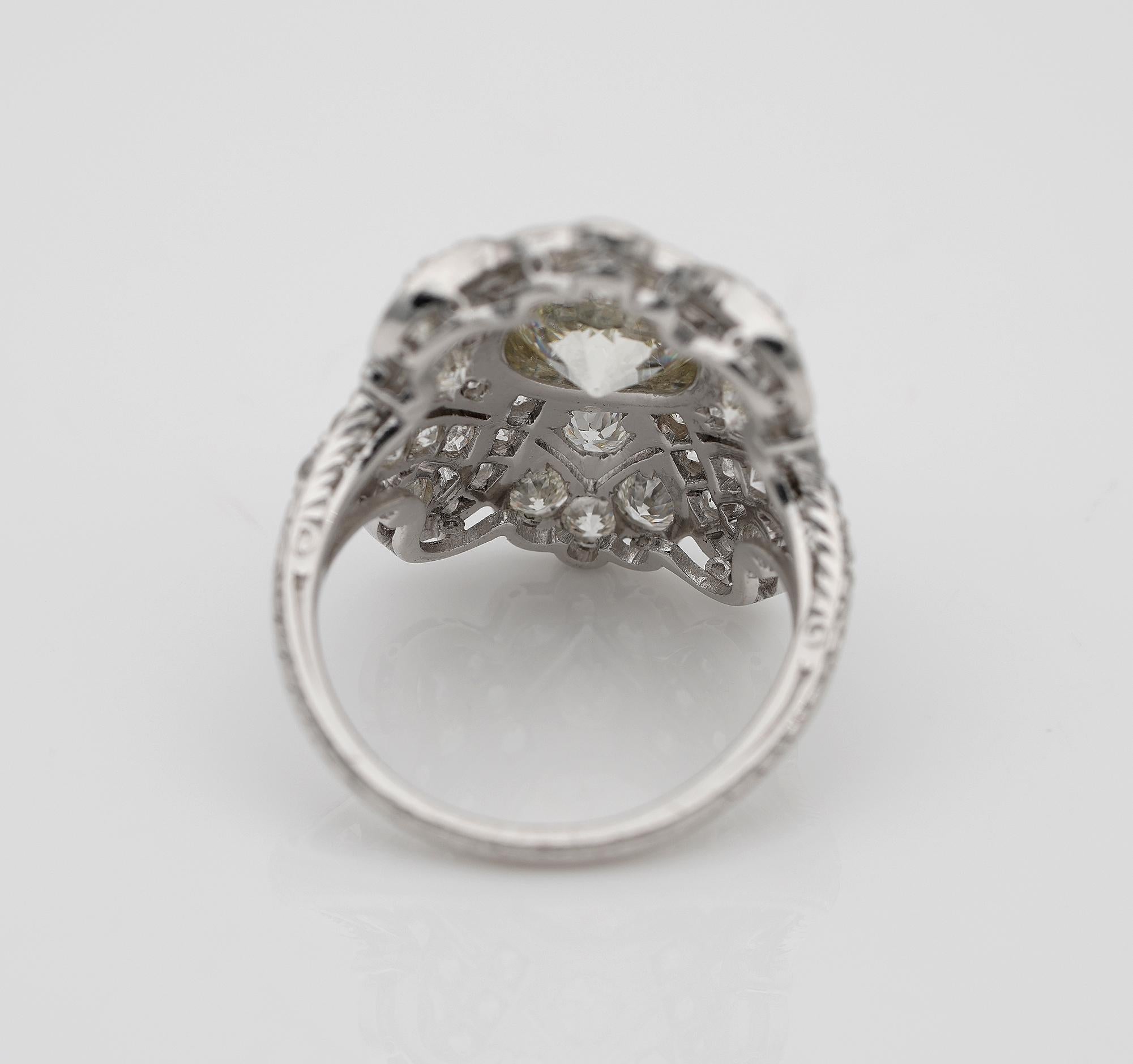 Anillo Art Decó con placa de platino de 1,75 quilates de diamantes y 2,20 quilates de complementos en venta 3