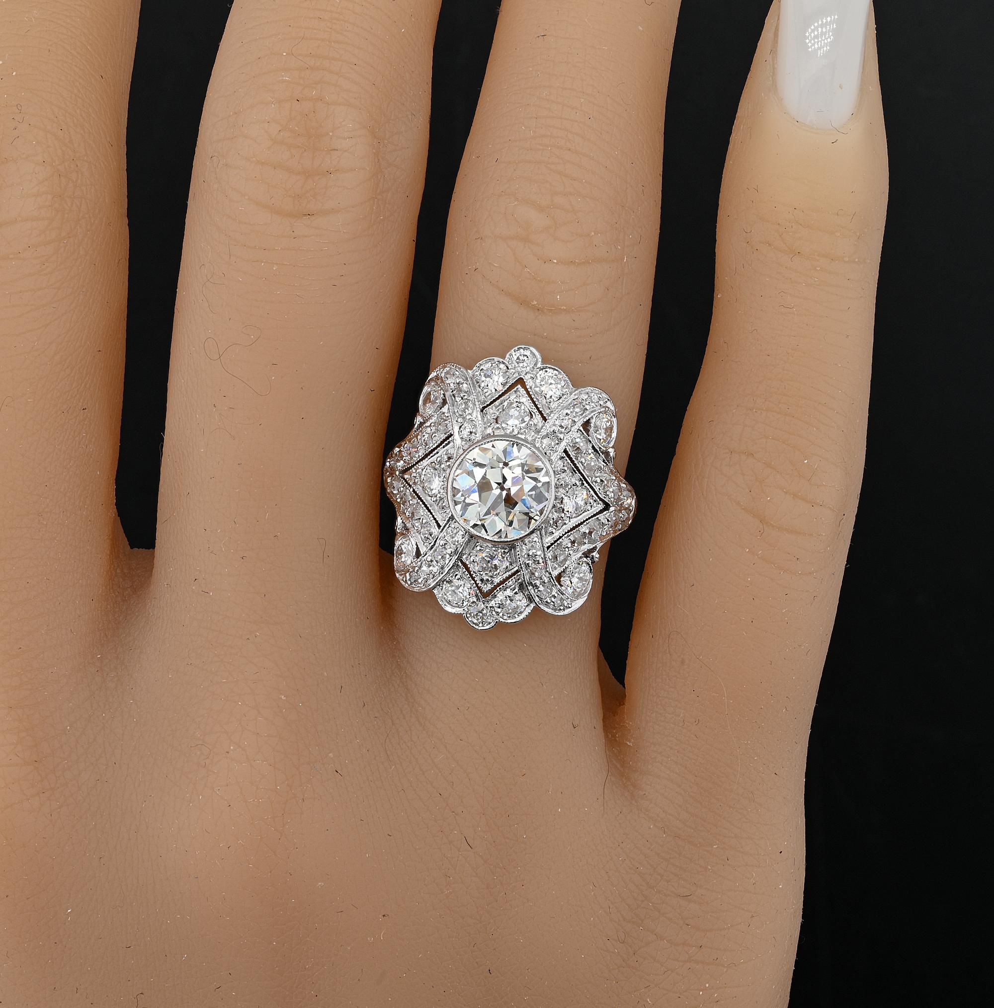 Anillo Art Decó con placa de platino de 1,75 quilates de diamantes y 2,20 quilates de complementos en venta 4