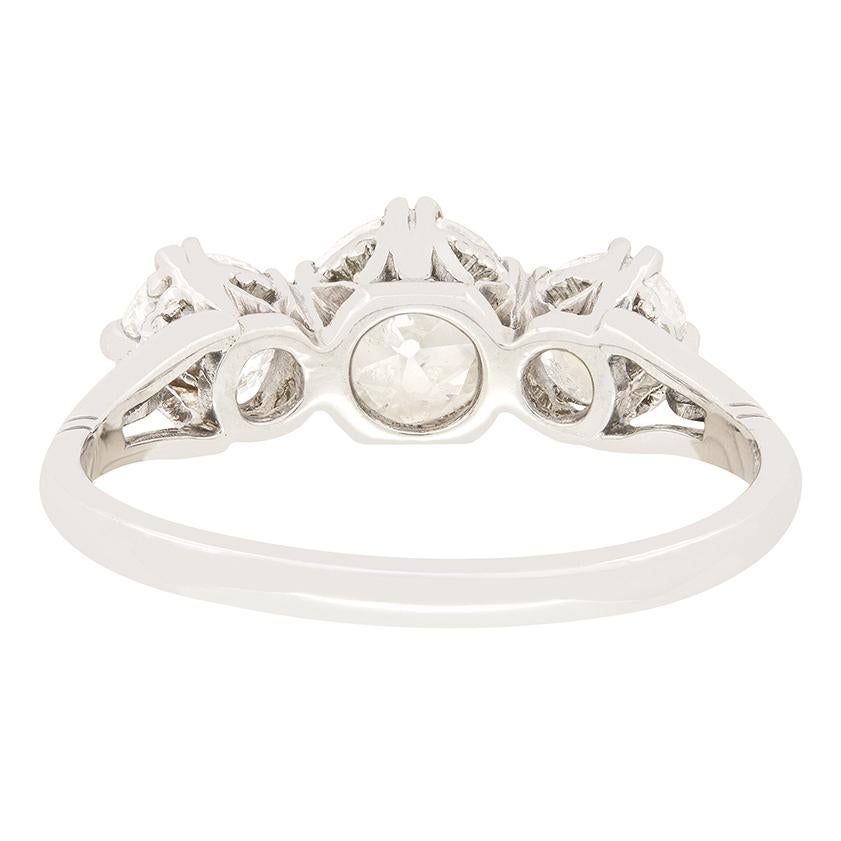 Art-Déco-Ring mit 1,75 Karat Diamanten und drei Steinen, ca. 1920er Jahre (Alteuropäischer Brillantschliff) im Angebot