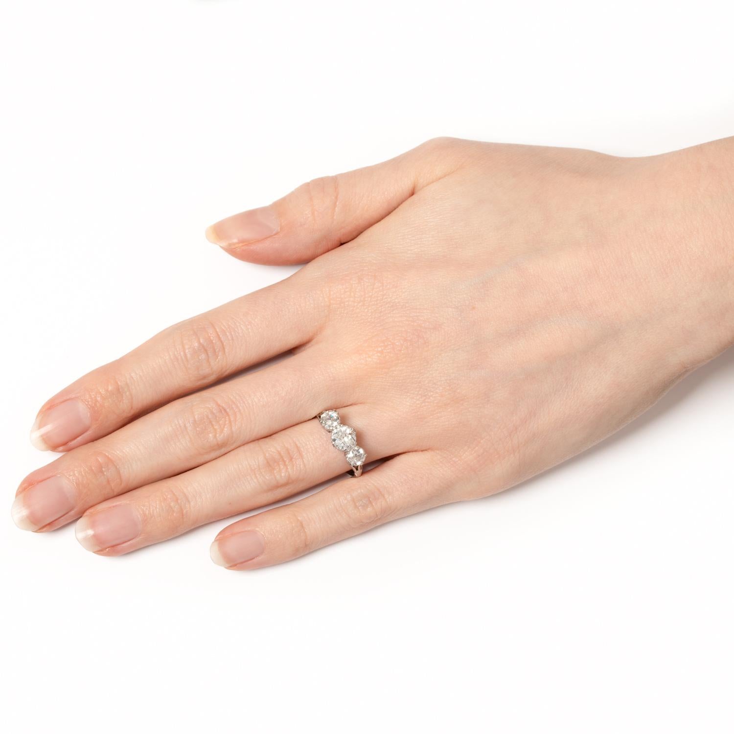 Art-Déco-Ring mit 1,75 Karat Diamanten und drei Steinen, ca. 1920er Jahre für Damen oder Herren im Angebot