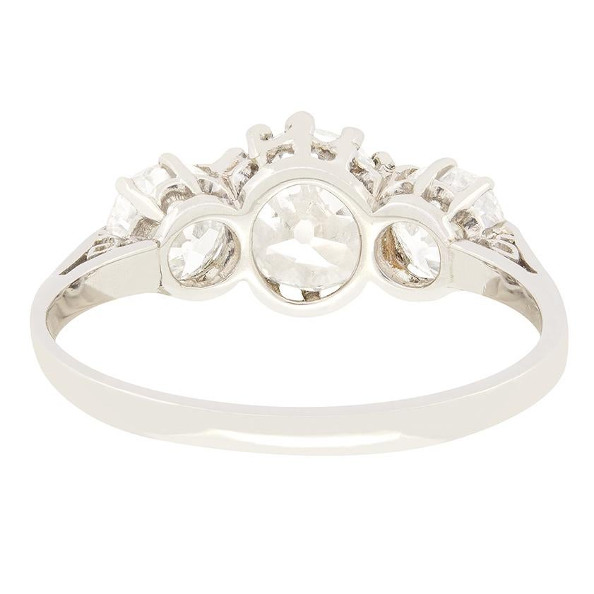 Art Deco 1.25ct Diamond Trilogy Ring, c.1920s In Good Condition For Sale In London, GB
