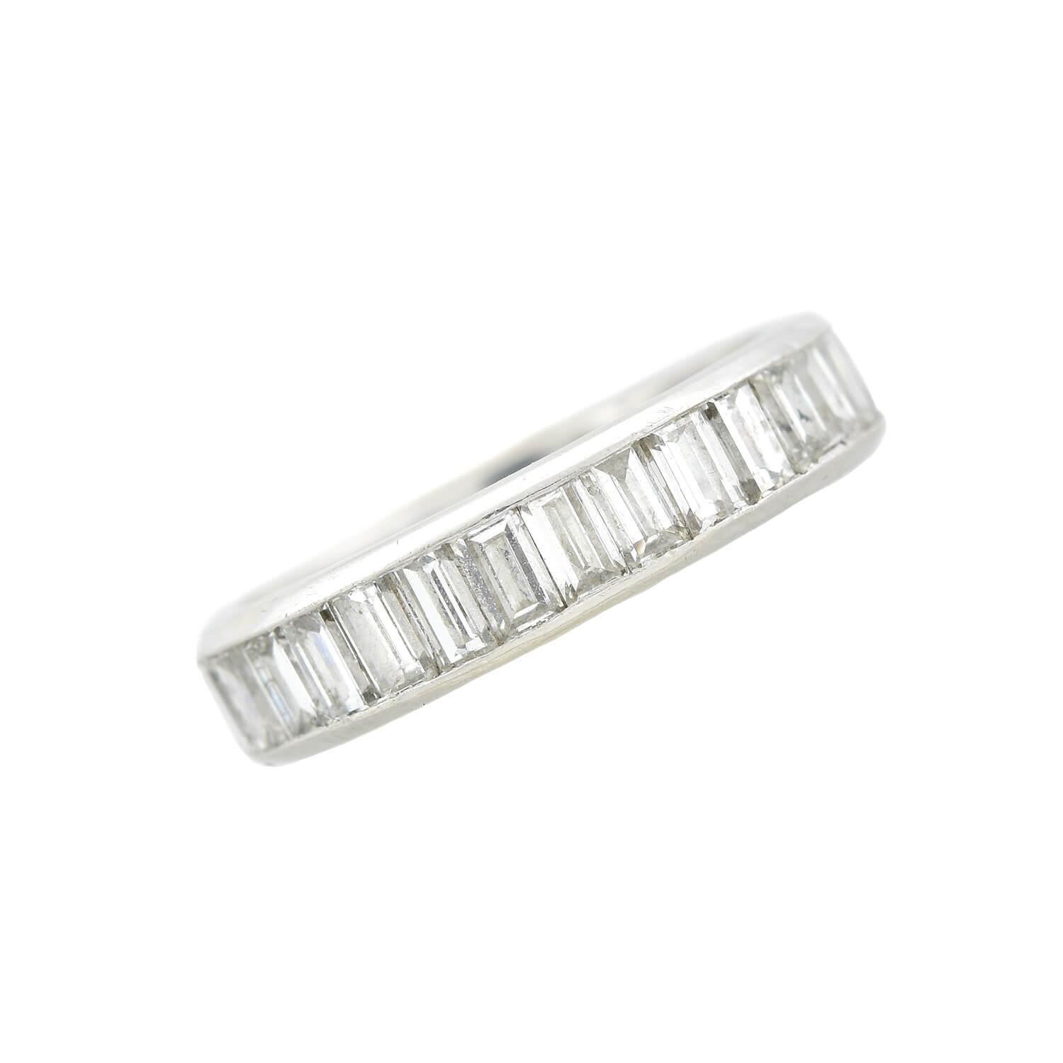 Ein atemberaubendes Diamant-Ewigkeitsarmband aus der Zeit des Art Deco (ca. 1930er Jahre)! Dieser wunderschöne Ring ist aus Platin gefertigt und trägt eine Reihe funkelnder Baguette-Diamanten in einer Kanalfassung. Die Diamanten ziehen sich über die