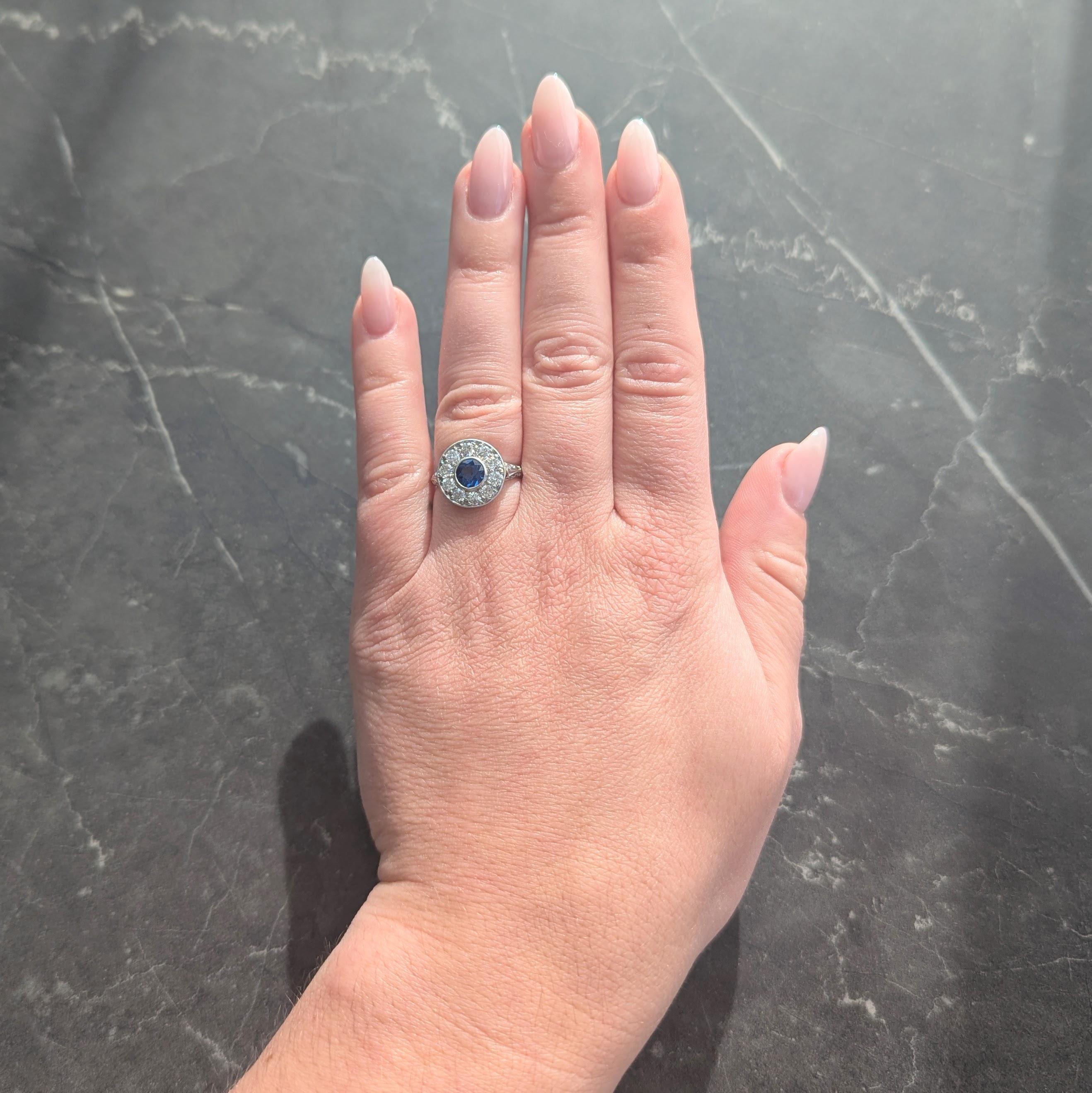 En el centro un zafiro talla redonda de aproximadamente 0,76 quilates en total - azul oscuro transparente
Engastado en bisel con un halo de diamantes de talla europea antigua engastados en perlas
Peso total aproximado de 1,00 quilates - Color G/H