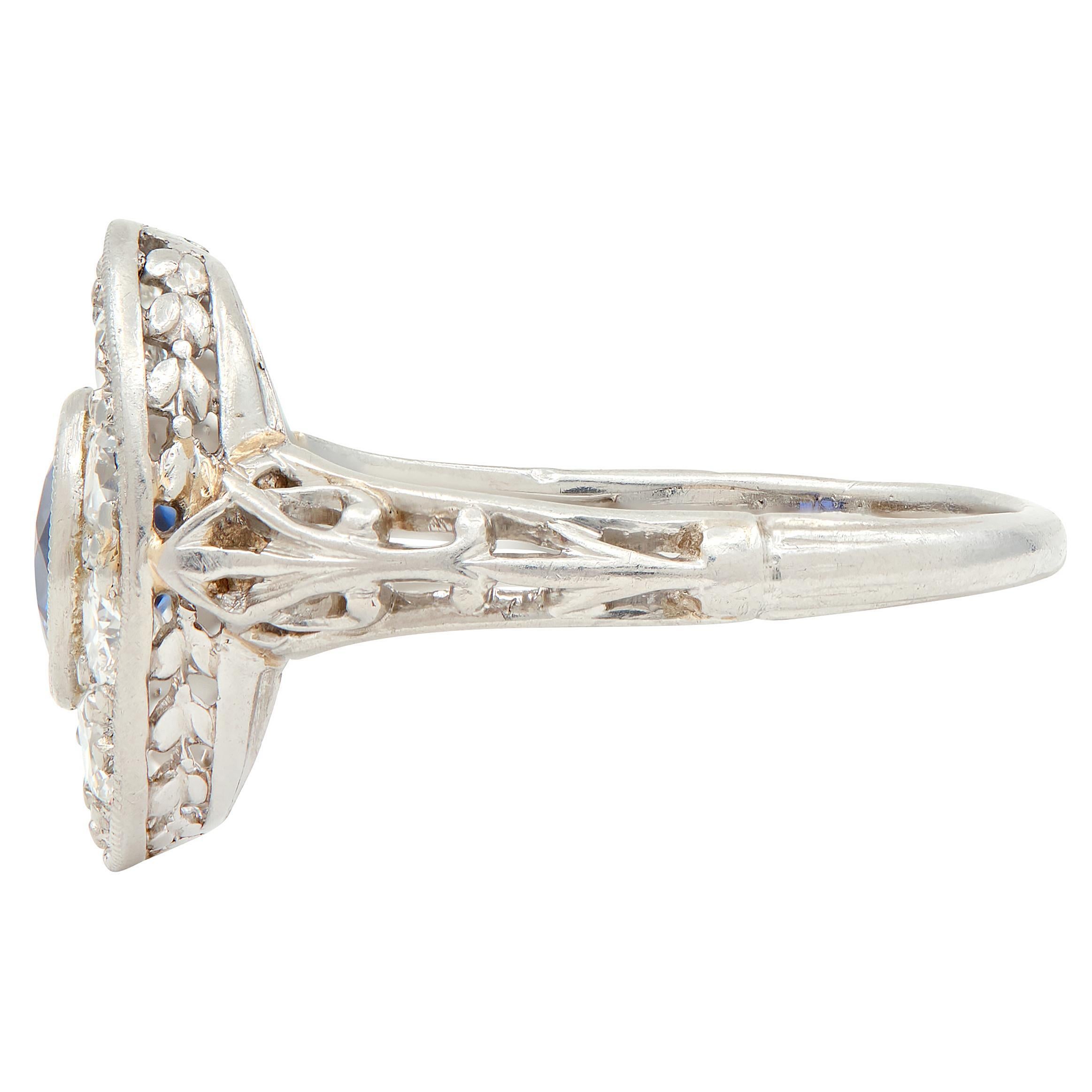 Art Deco 1.76 CTW Sapphire Diamond Platinum Antique Laurel Halo Ring en Excelente estado para la venta en Philadelphia, PA