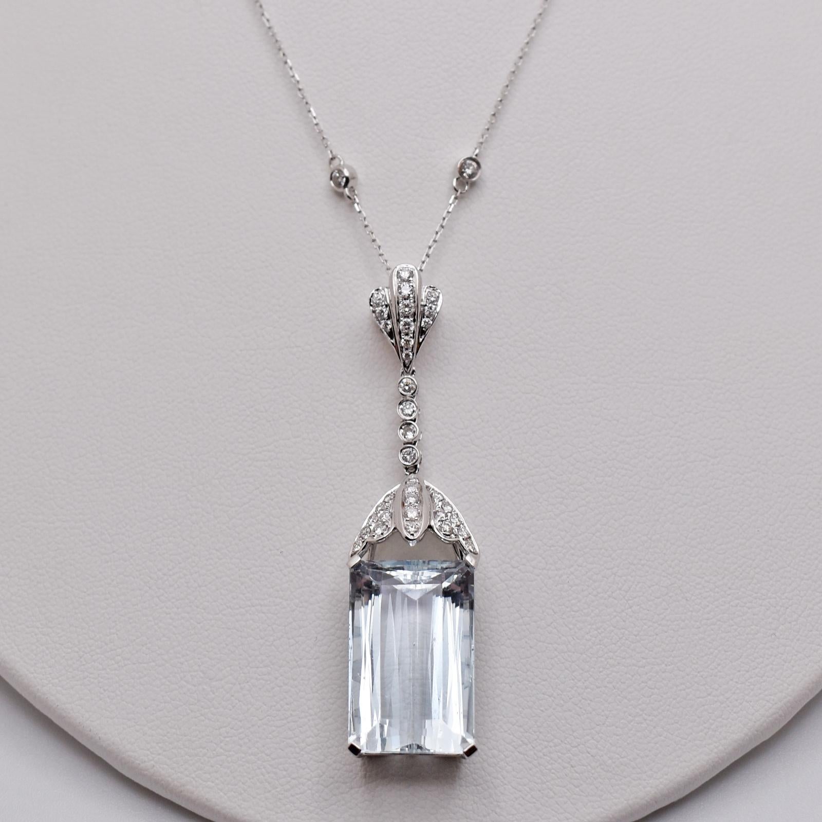 Emerald Cut Art Deco 17.8 Carat Aquamarine and Diamond 14 Karat White Gold Pendant Necklace For Sale