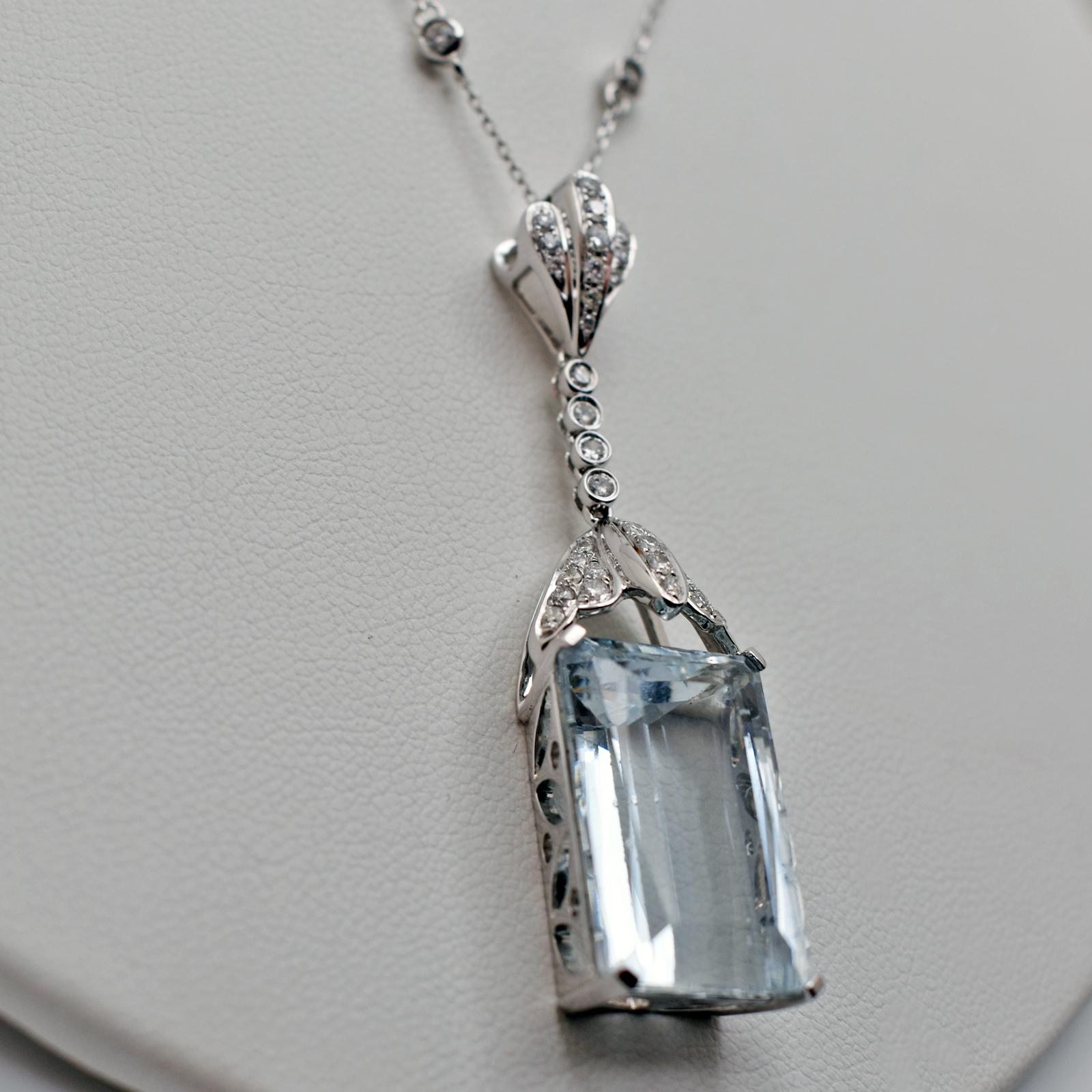 Women's Art Deco 17.8 Carat Aquamarine and Diamond 14 Karat White Gold Pendant Necklace For Sale