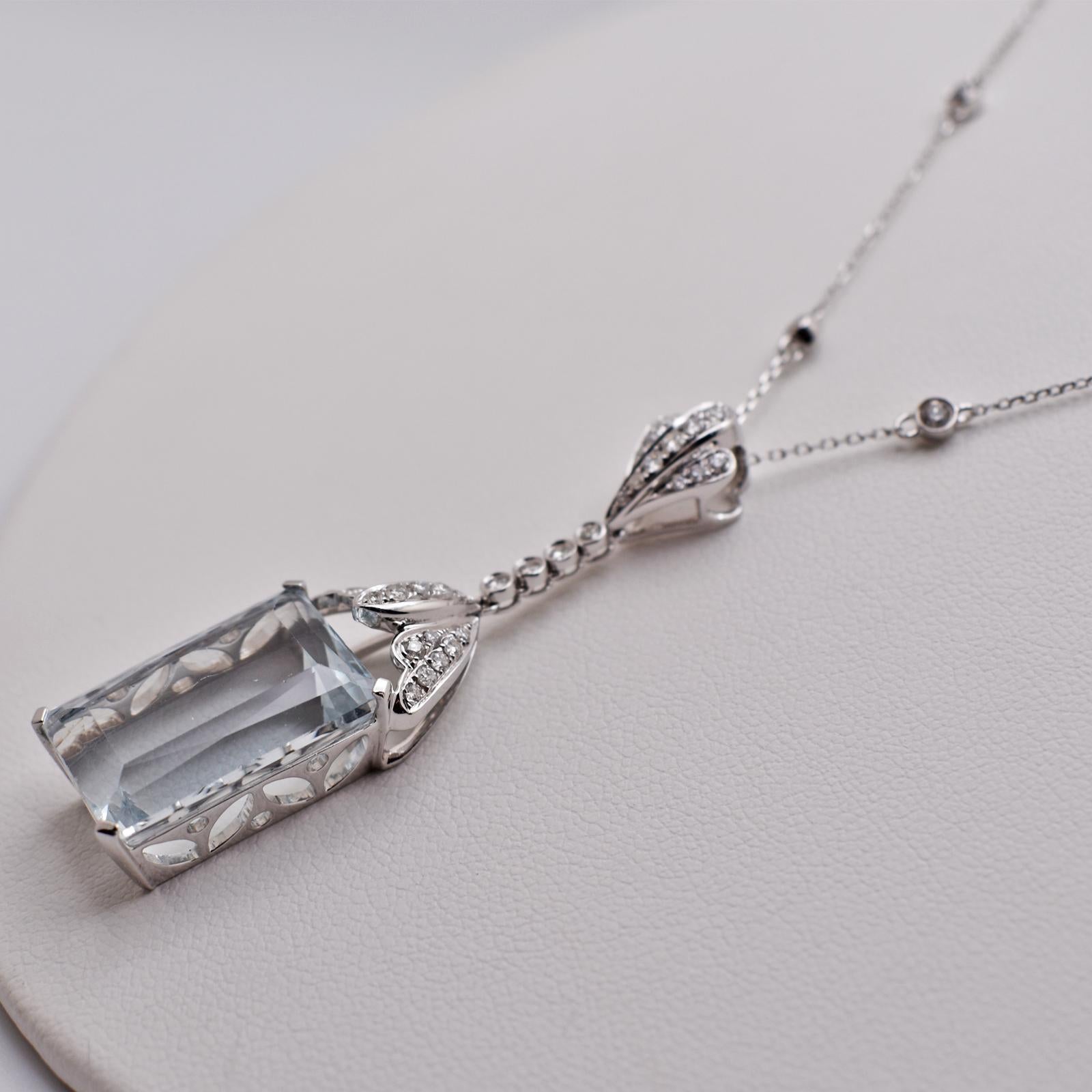 Art Deco 17.8 Carat Aquamarine and Diamond 14 Karat White Gold Pendant Necklace For Sale 1