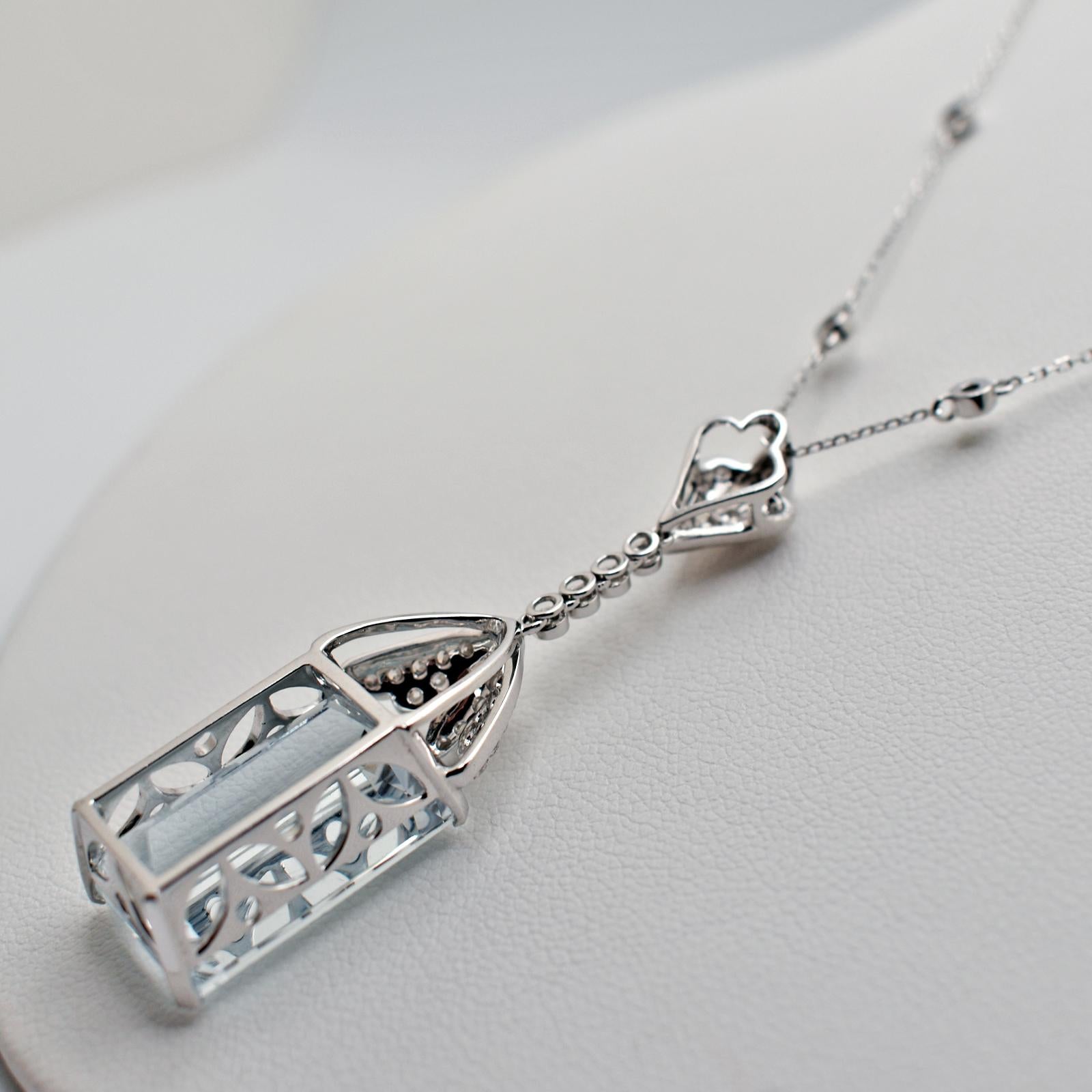 Art Deco 17.8 Carat Aquamarine and Diamond 14 Karat White Gold Pendant Necklace For Sale 3