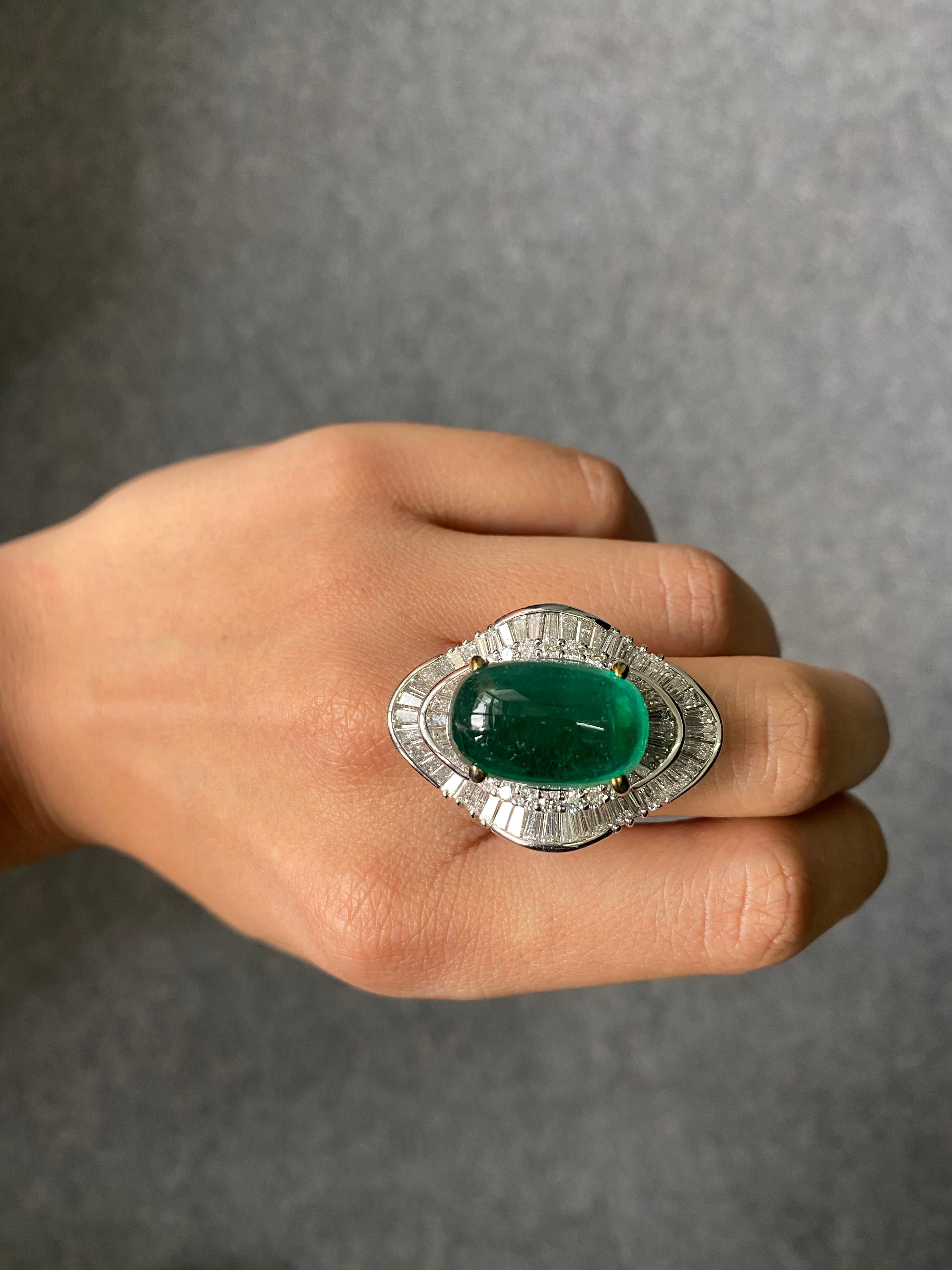 Art-Deco 17.93 Carat Emerald and 4.31 Carat Diamond Cocktail Engagement Ring For Sale 4