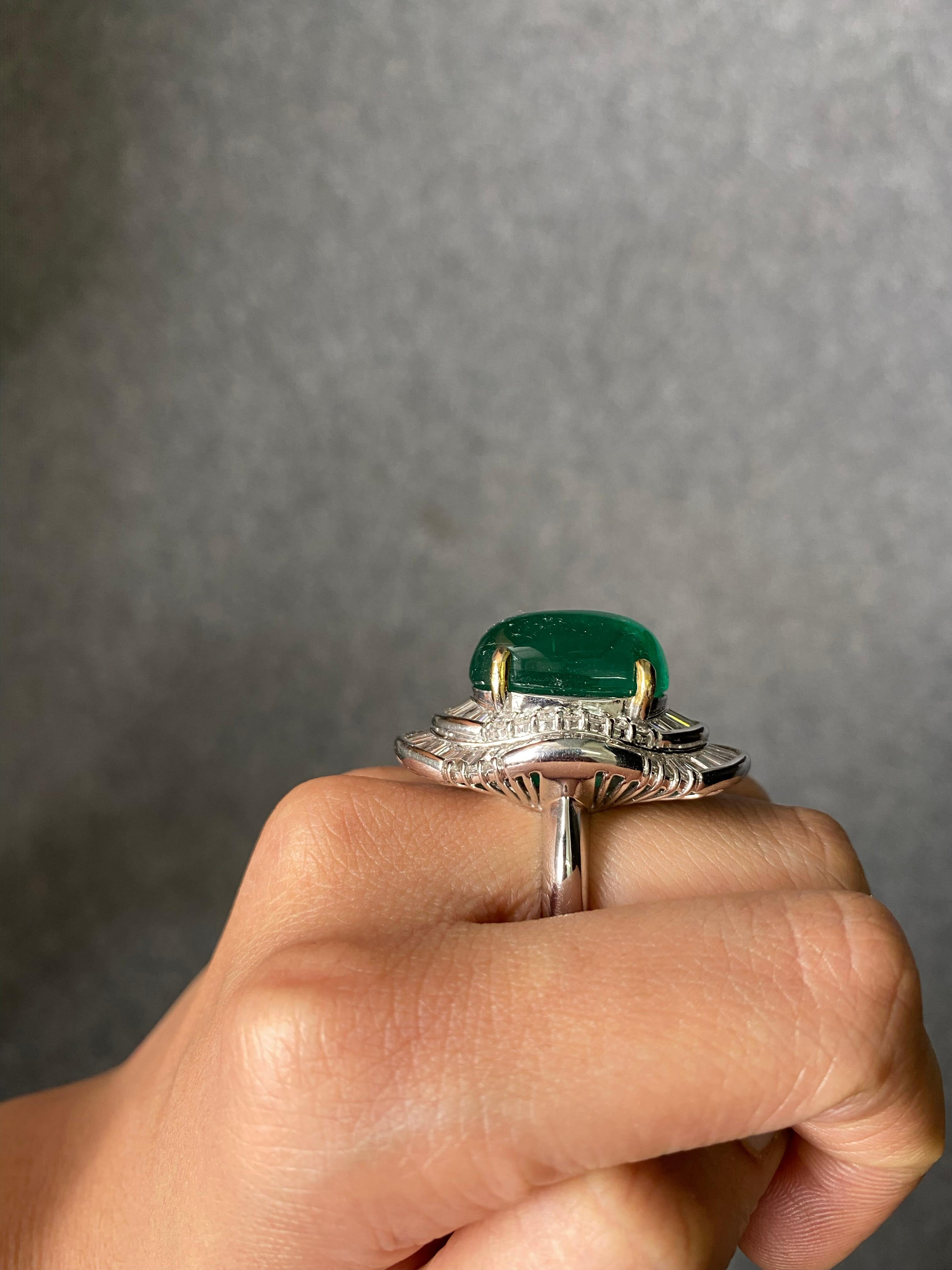 Art-Deco 17.93 Carat Emerald and 4.31 Carat Diamond Cocktail Engagement Ring For Sale 5