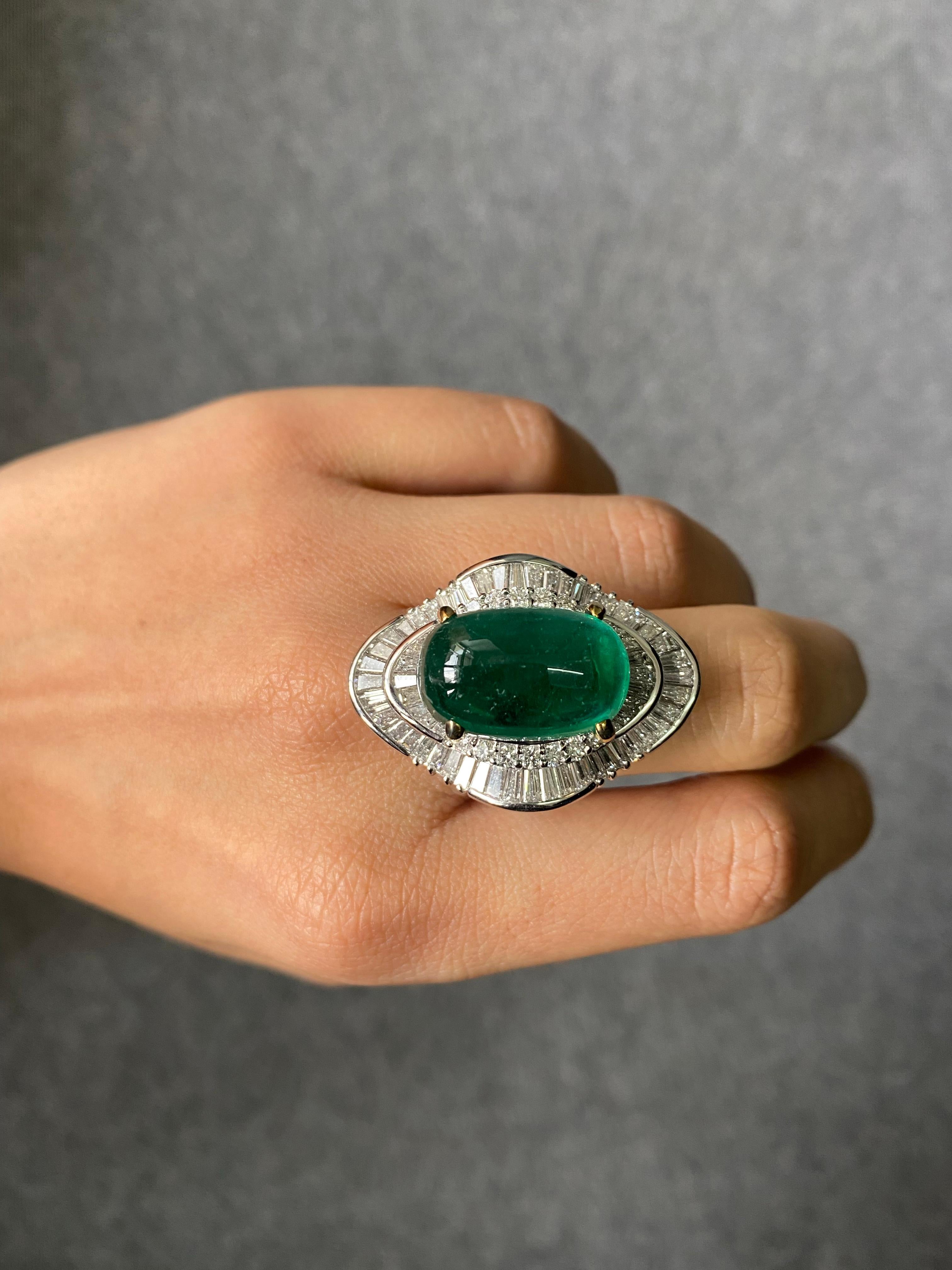 Women's or Men's Art-Deco 17.93 Carat Emerald and 4.31 Carat Diamond Cocktail Engagement Ring For Sale