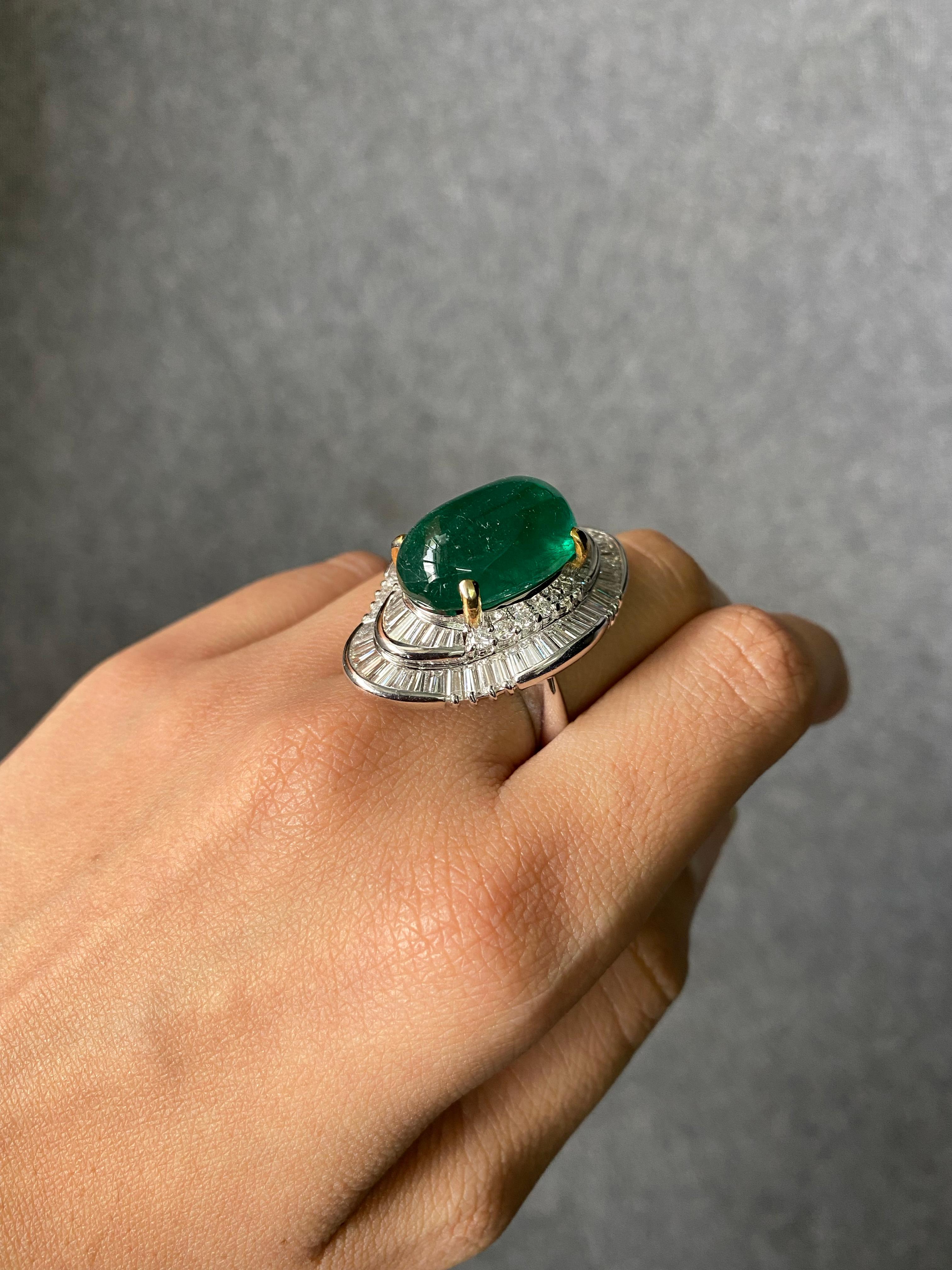 Art-Deco 17.93 Carat Emerald and 4.31 Carat Diamond Cocktail Engagement Ring For Sale 1