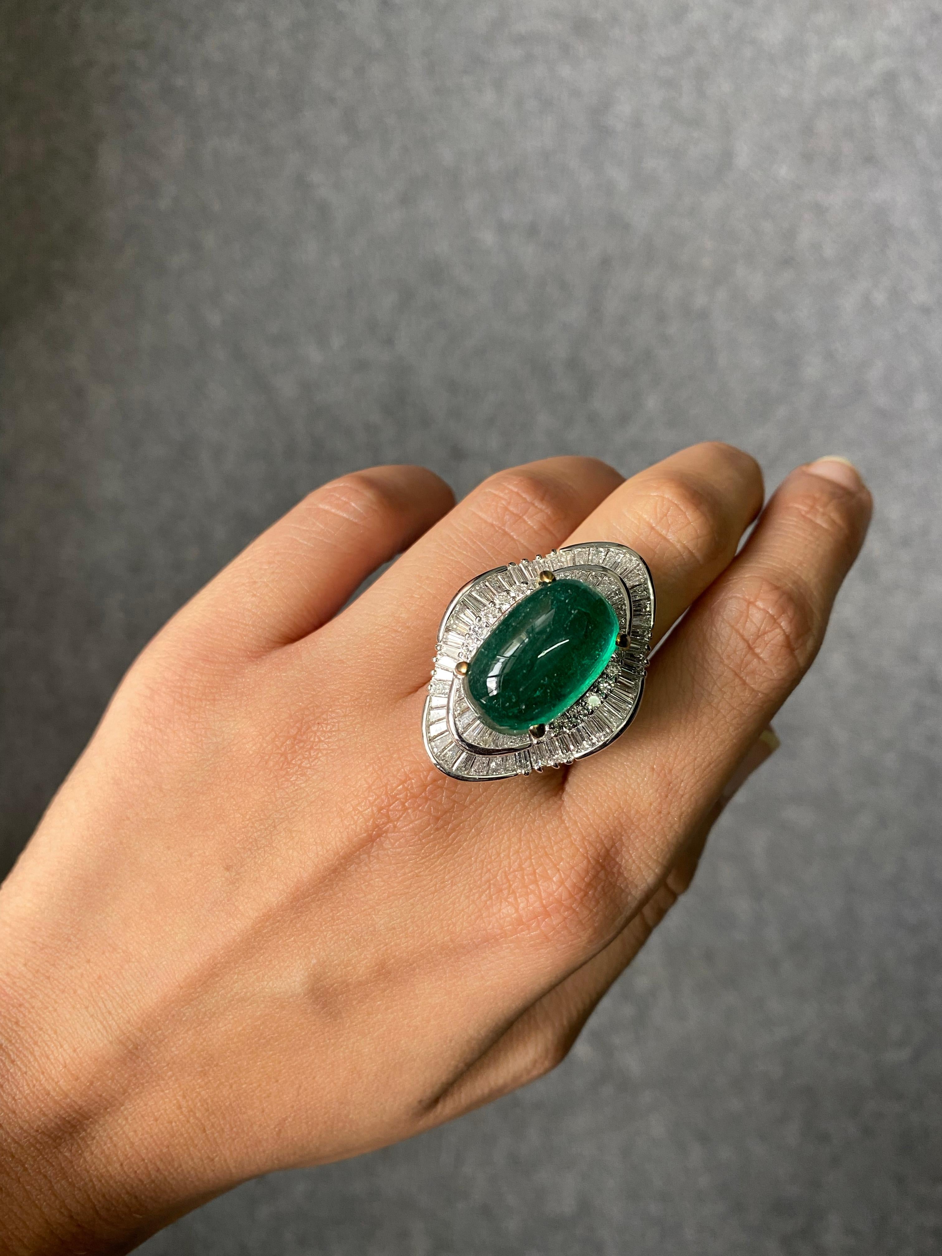 Art-Deco 17.93 Carat Emerald and 4.31 Carat Diamond Cocktail Engagement Ring For Sale 3