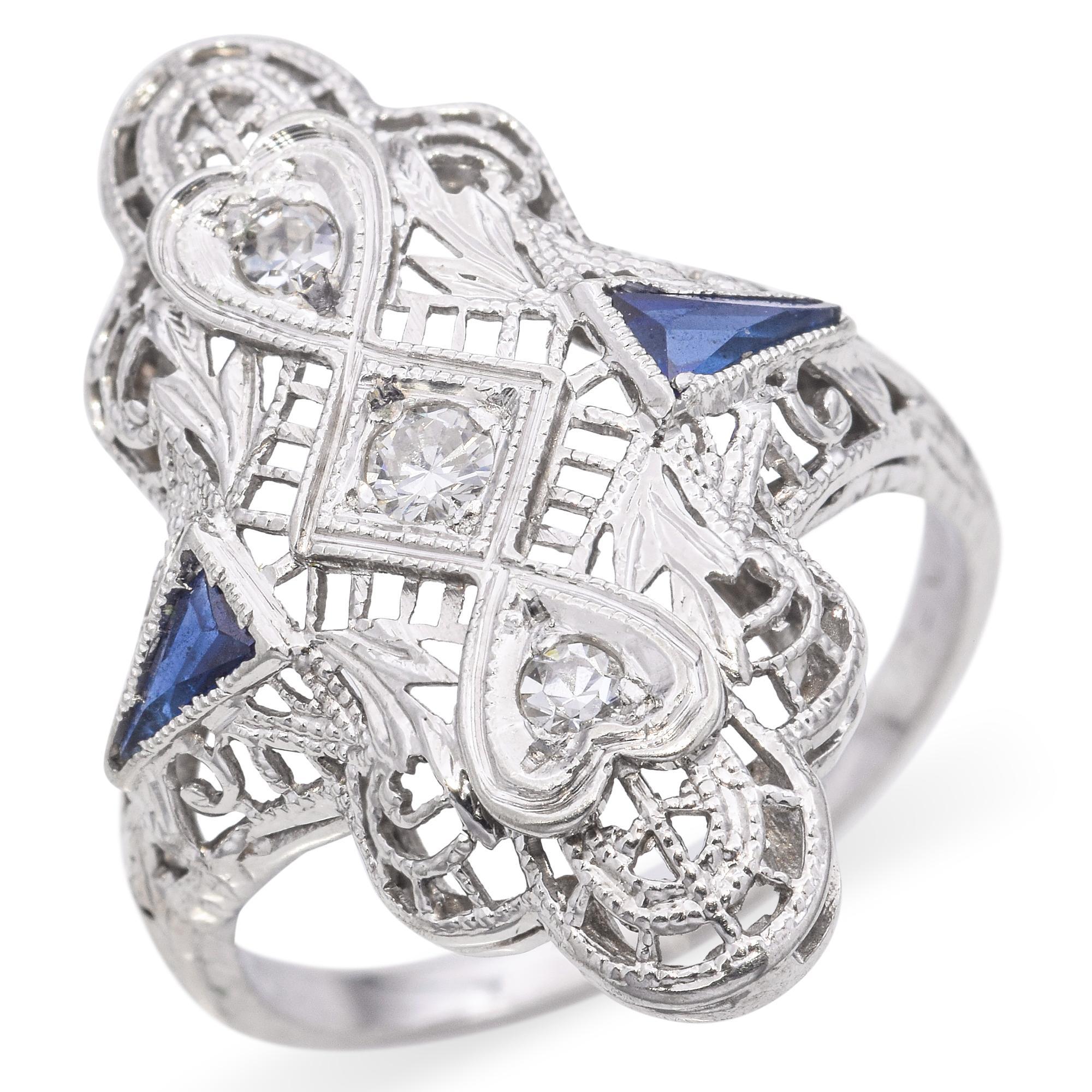 Eleg avec cette bague complexe en or blanc, ornée de diamants ronds étincelants. Le bleu profond des saphirs ajoute un contraste saisissant, idéal pour tout événement sophistiqué ou toute occasion spéciale.

Poids : 2,7 grammes 
Pierre : 
0.12tcw