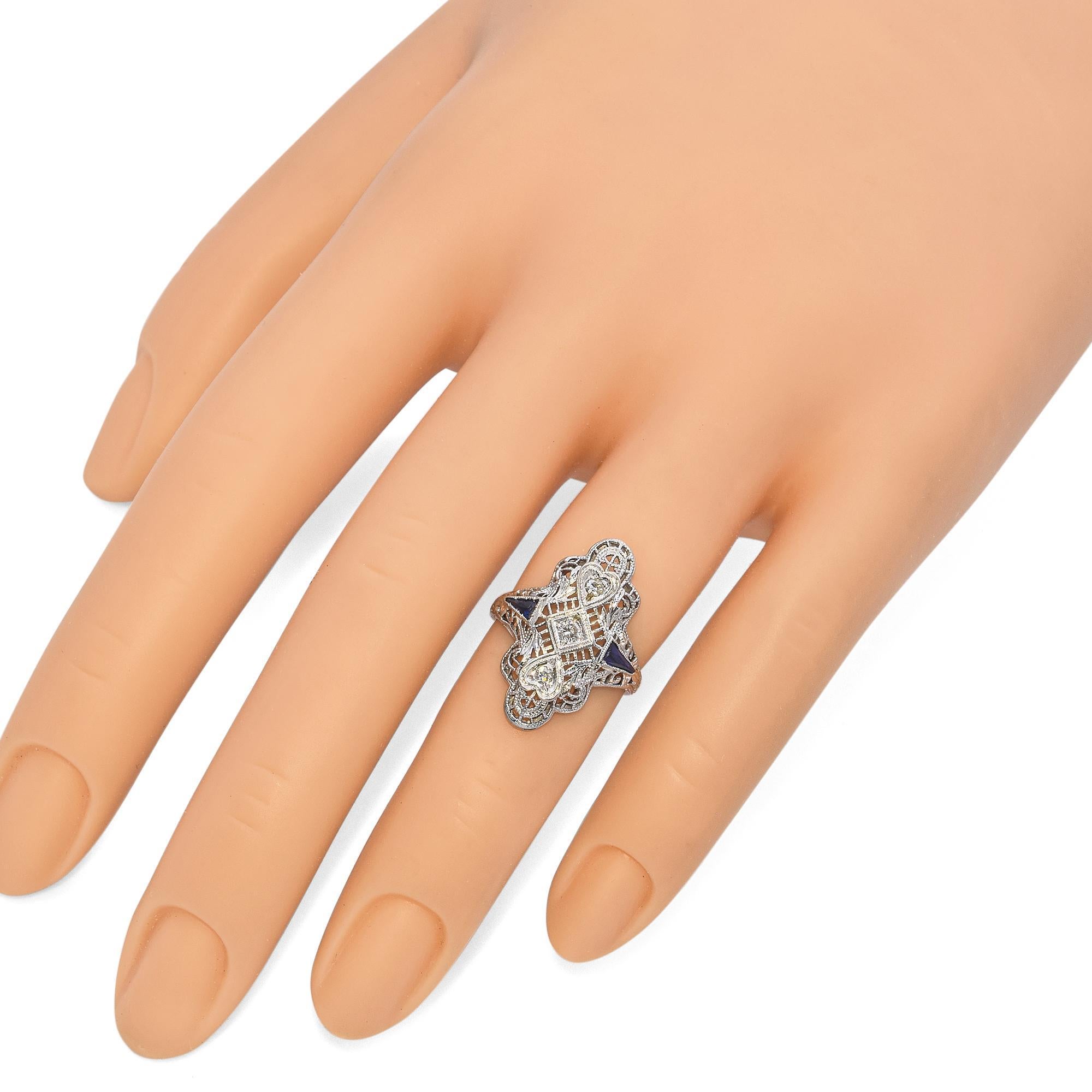 Taille ronde Bague de soirée Art déco en or blanc 17 carats filigrane avec saphir et diamants en vente