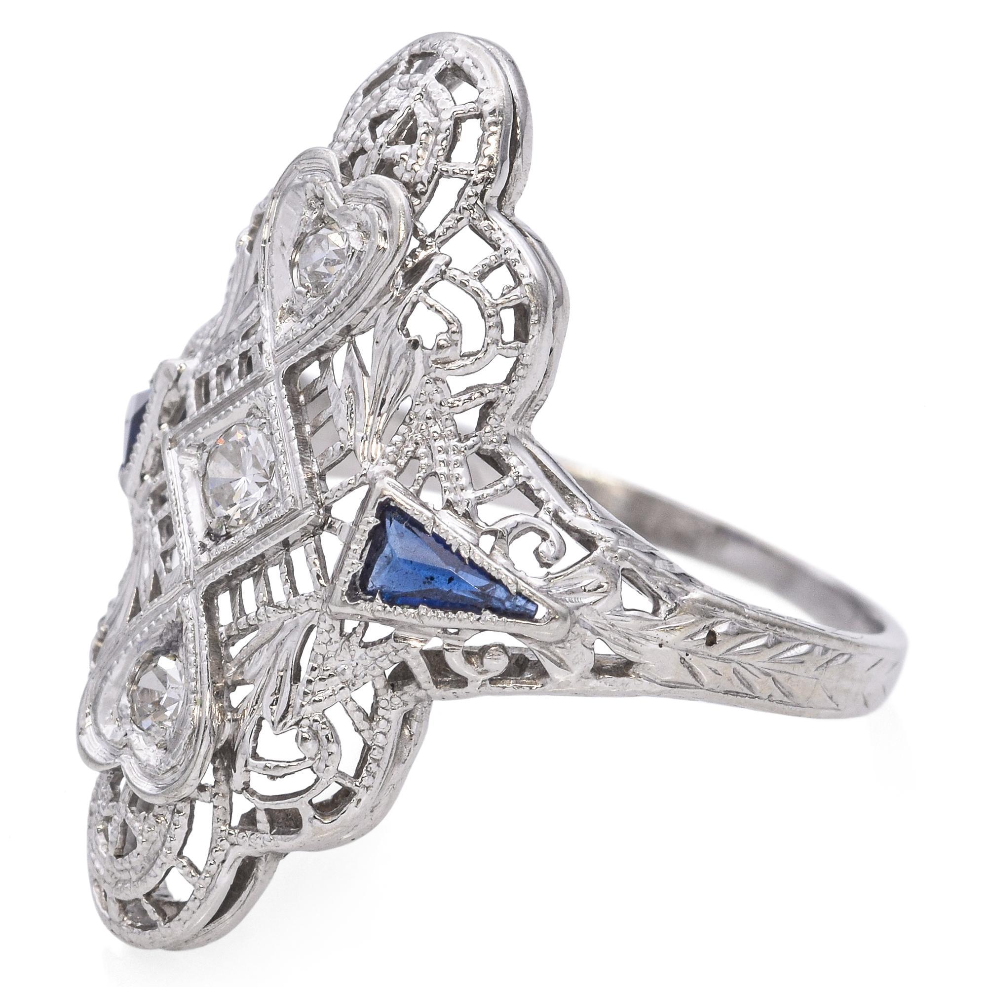 Bague de soirée Art déco en or blanc 17 carats filigrane avec saphir et diamants Bon état - En vente à New York, NY