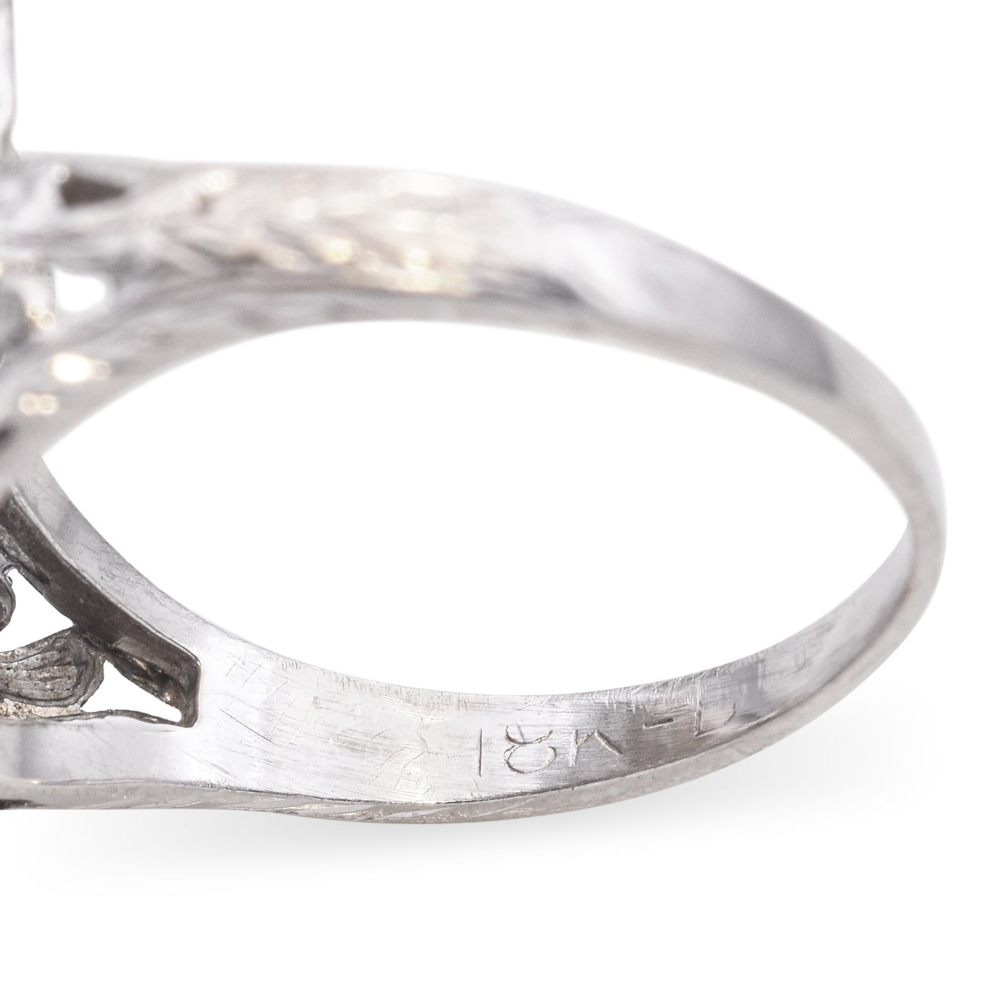 Bague de soirée Art déco en or blanc 17 carats filigrane avec saphir et diamants en vente 2