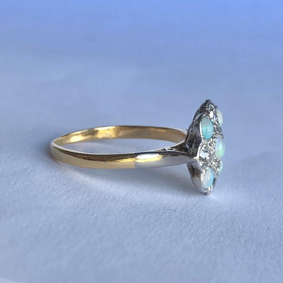 Dieser prächtige Ring enthält fünf Opale und vier Diamanten. Die Diamanten belaufen sich auf insgesamt ca. 60 pts. Alle Steine sind in Platin gefasst und das Band ist aus 18-karätigem Gold modelliert. 

Ring Größe: M 1/2 oder 6 1/2 
Durchmesser der