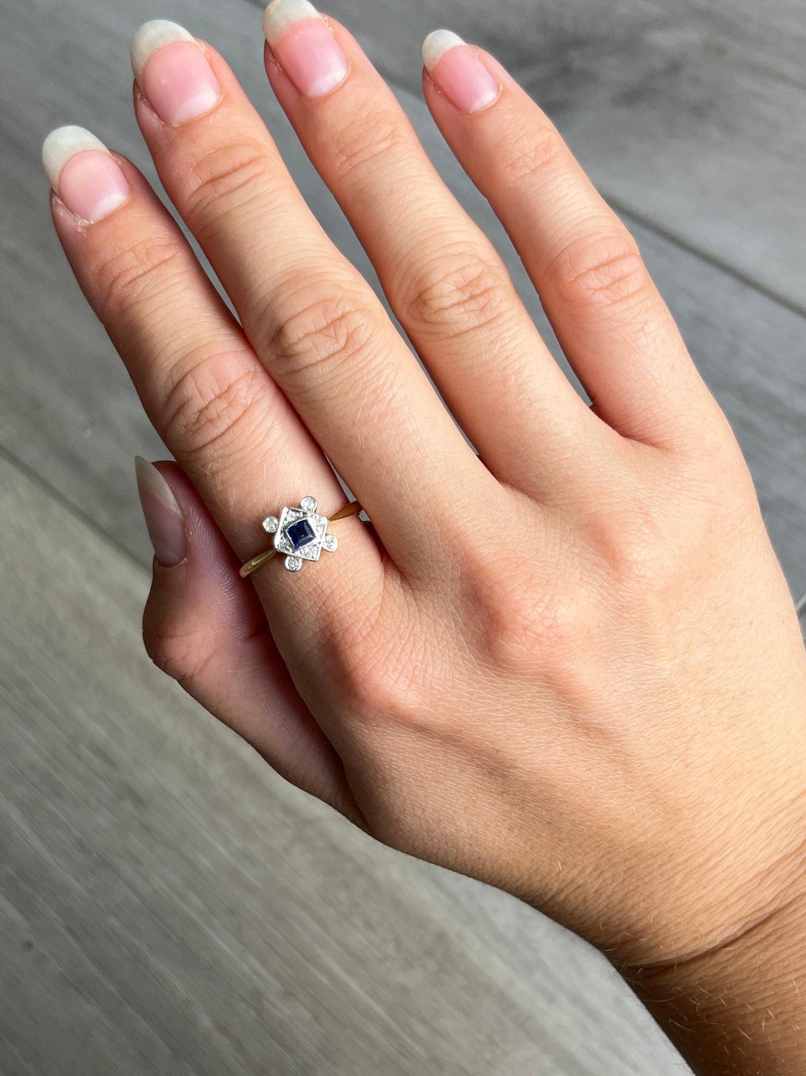 Art Déco Anello Art Deco in oro 18 carati e platino con pannello di zaffiri e diamanti in vendita