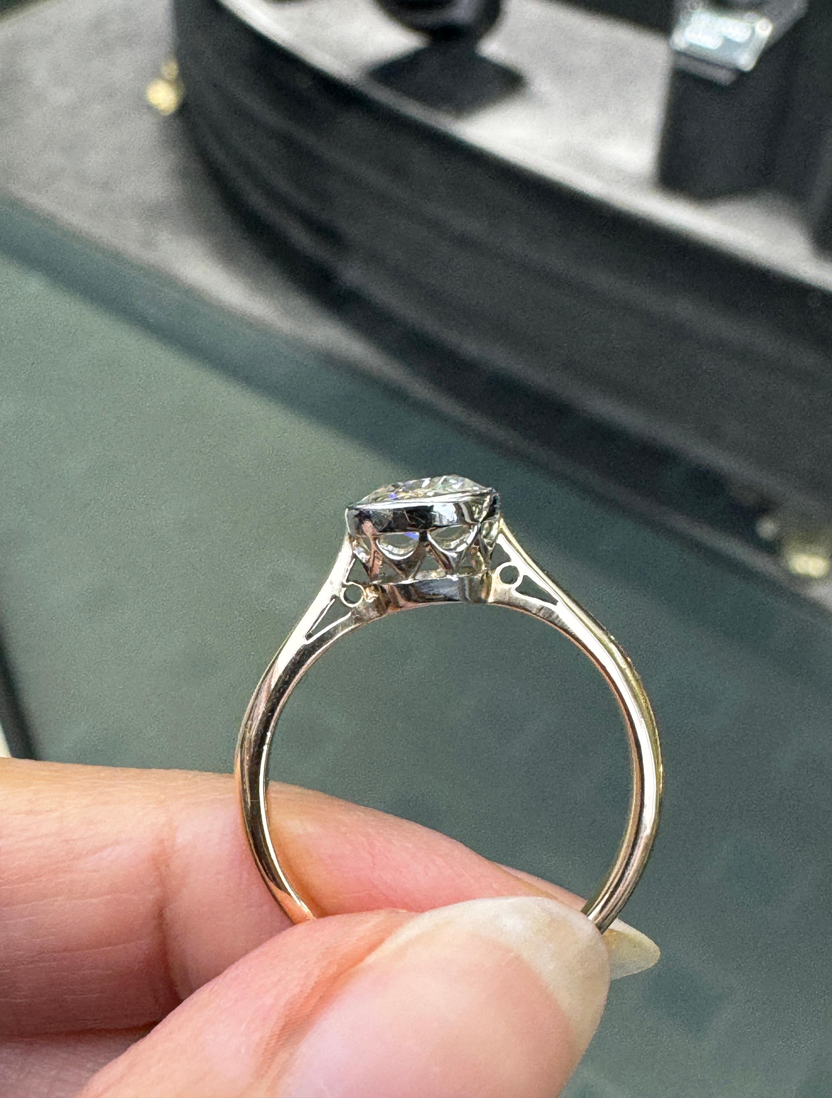 Art Deco 18 Carat Gold and Platinum Solitaire Diamond Ring in Rub-Over Setting In Good Condition For Sale In London, GB