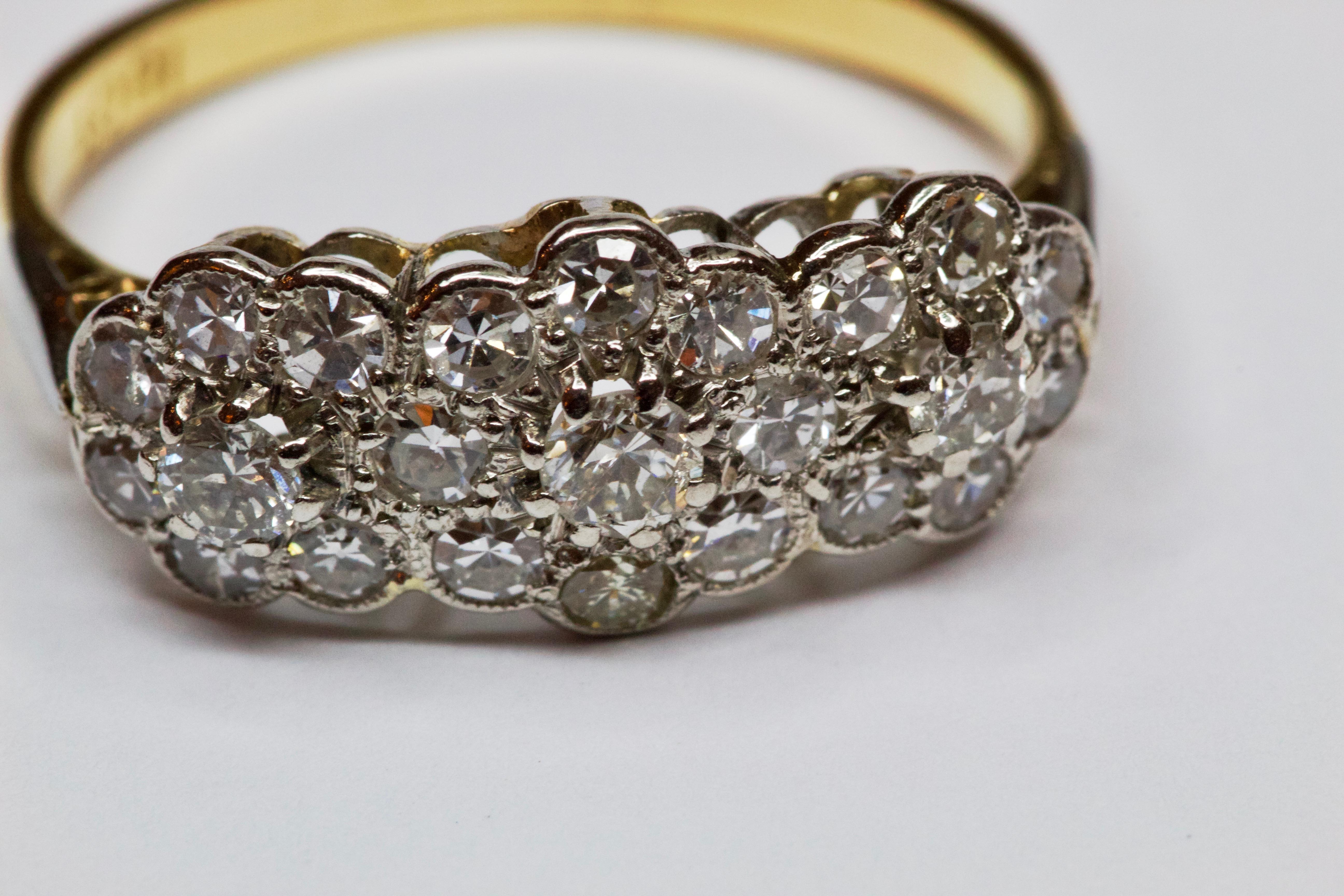 Anello Art Déco in oro 18 carati e platino con triplo cluster di diamanti In condizioni ottime in vendita a Chipping Campden, GB