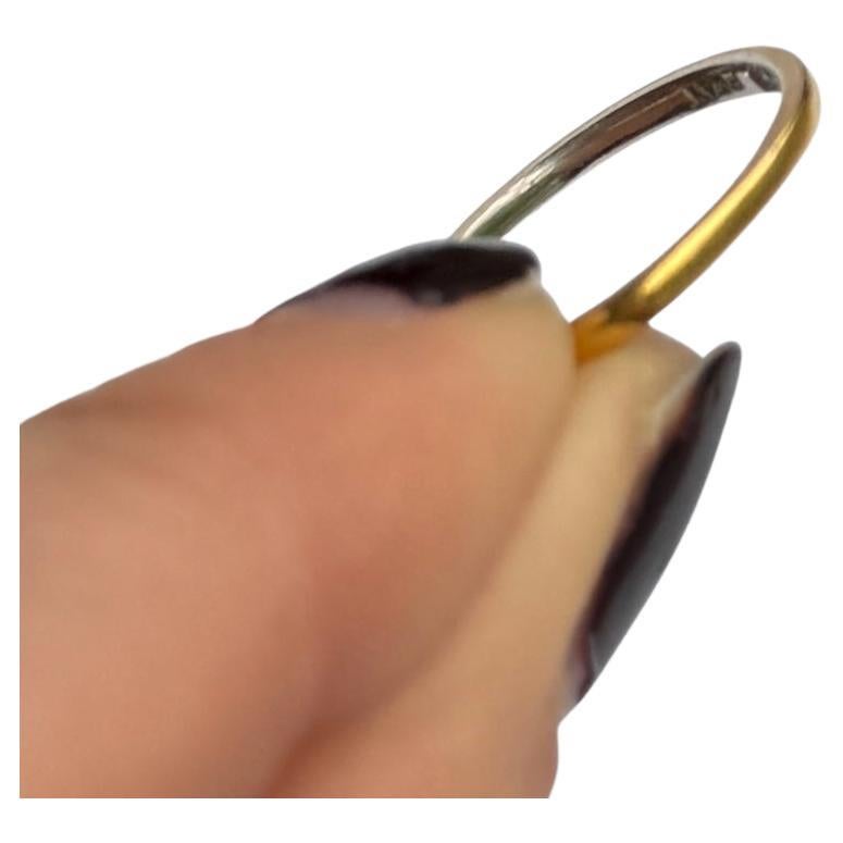 Ce bracelet inhabituel est modelé en or 18 carats et comporte une doublure en platine à l'intérieur. 

Taille de l'anneau : I.L.A. ou 6 
Largeur de la bande : 2mm

Poids : 1.9g