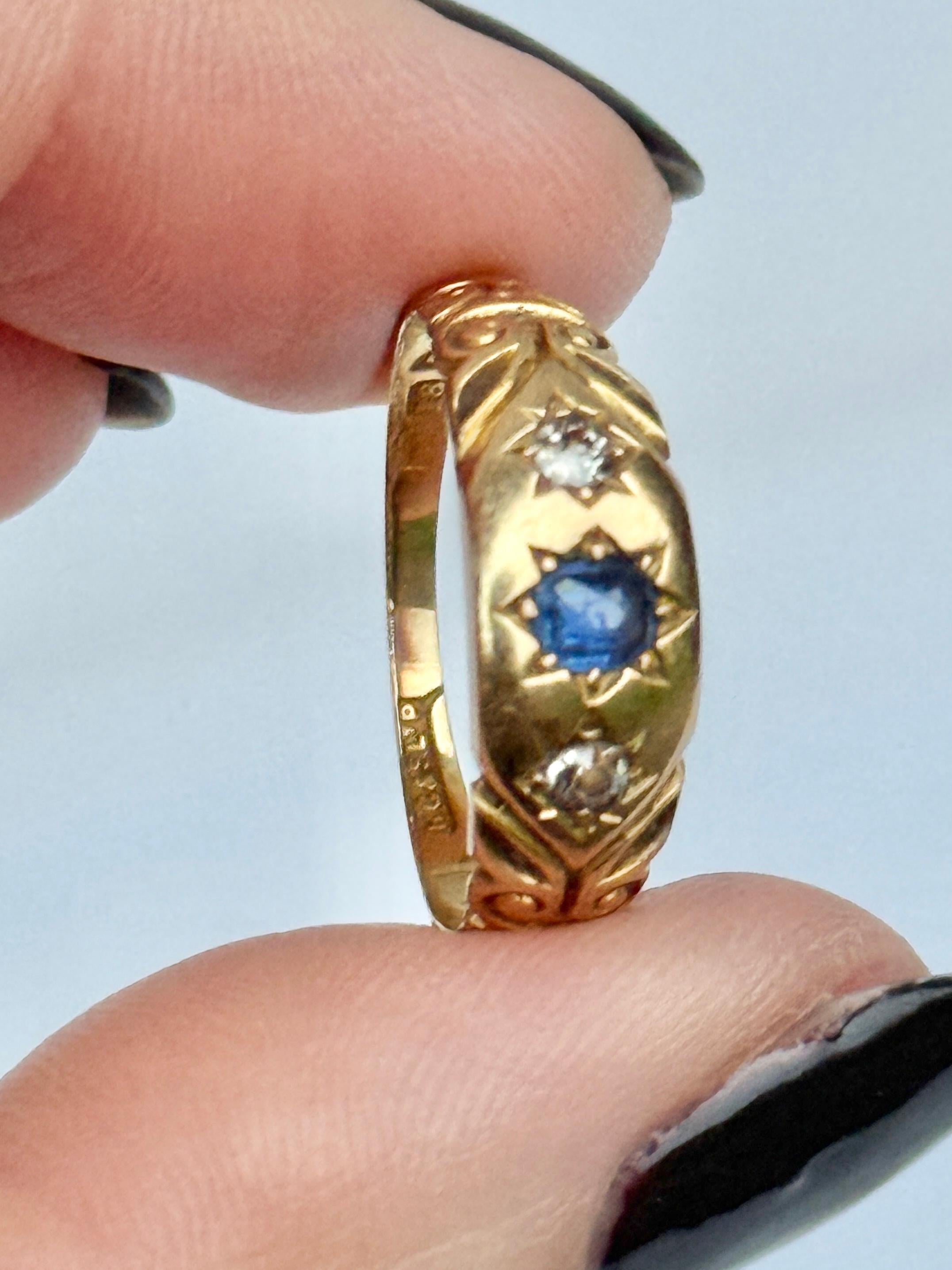 Cette bague contient un saphir bleu et deux diamants. Les diamants mesurent 7pts et le saphir 20pts. Ils sont définis dans les paramètres de l'étoile. Entièrement poinçonné Chester 1918. 

Taille de la bague : O ou 7 
Largeur de la bande : 6,5