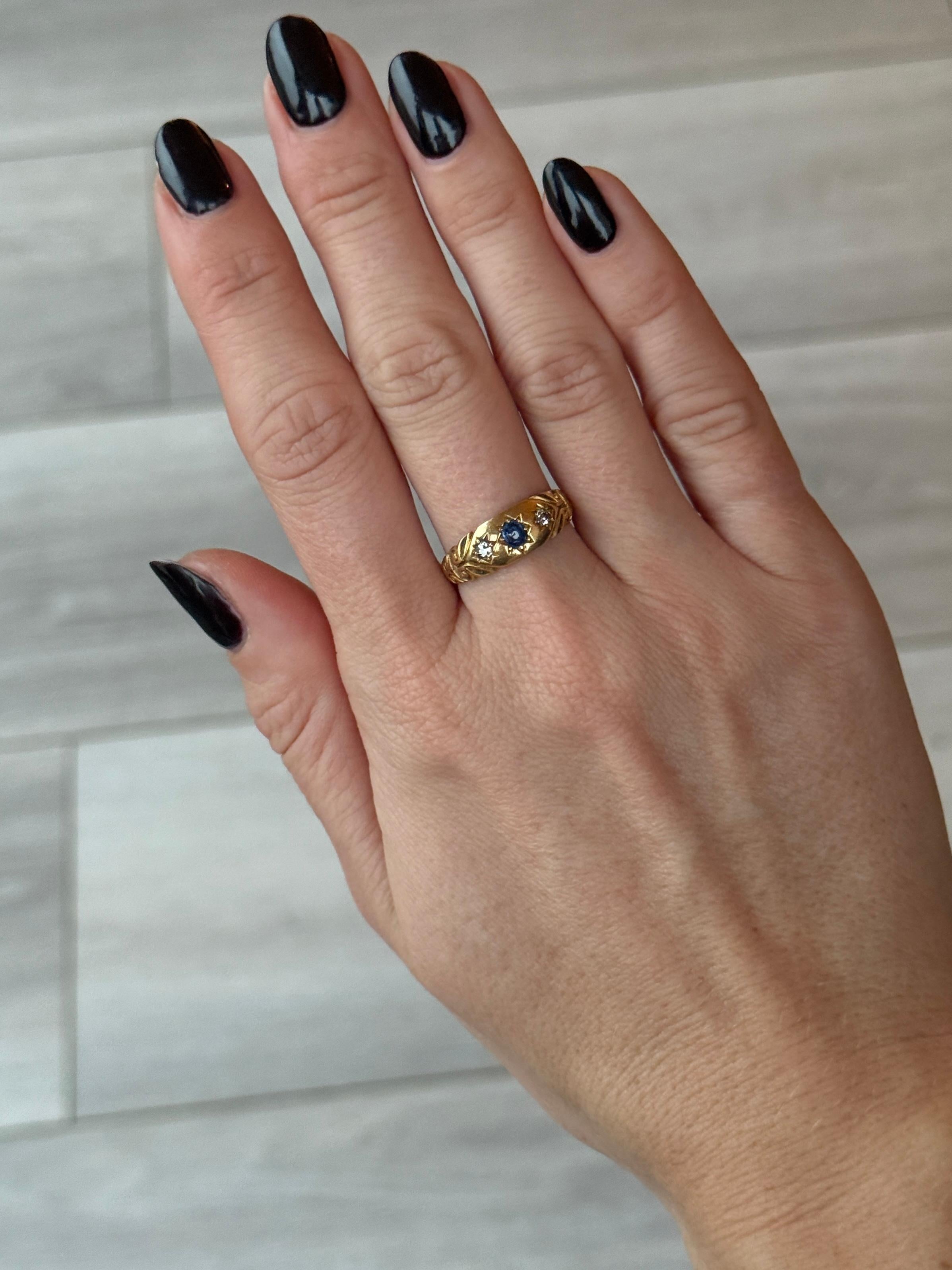 Bague à trois pierres en or 18 carats, saphir et diamant, sertie en étoile Art déco Unisexe en vente