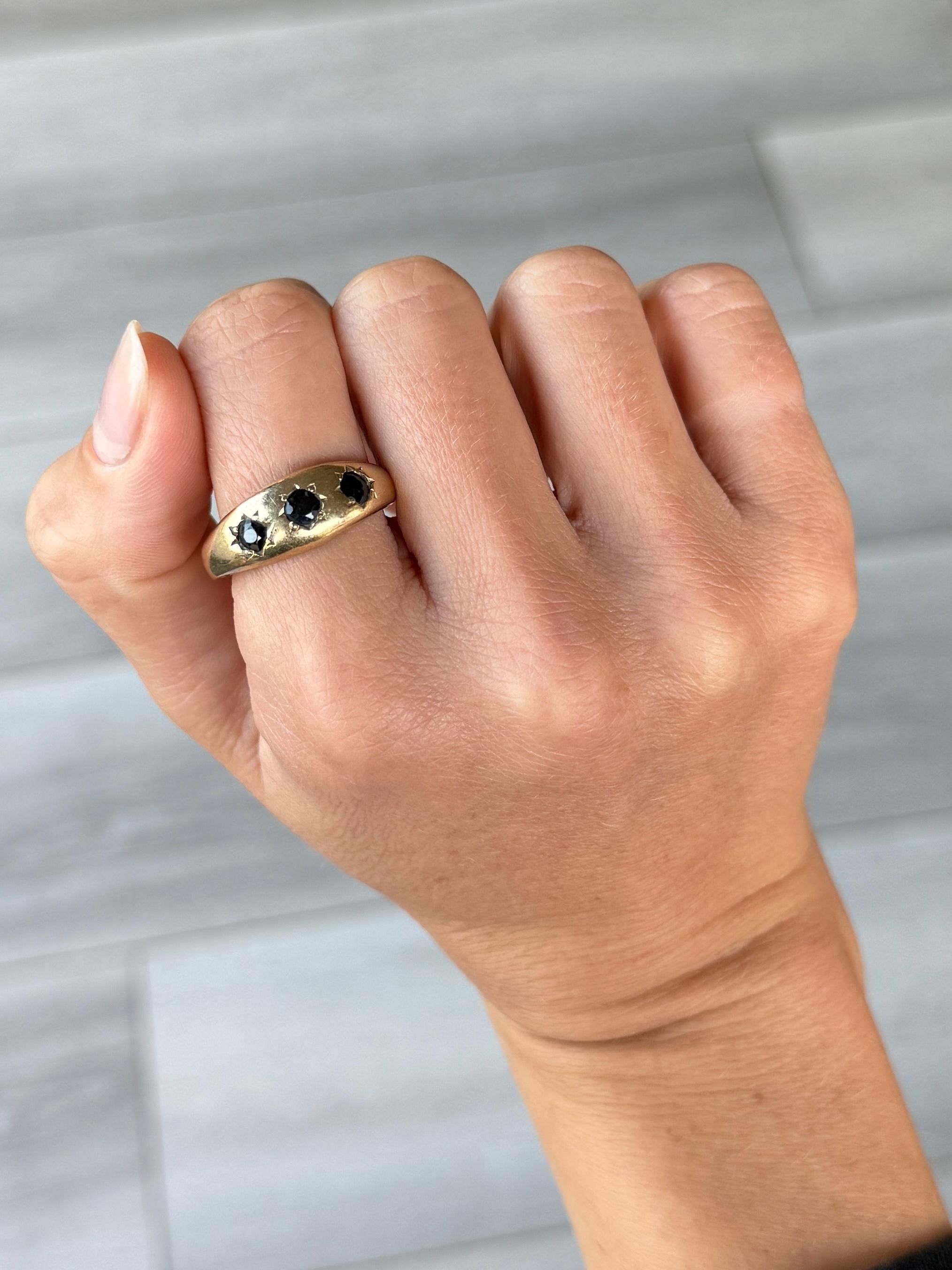 Taglio rotondo Anello Art Deco in oro 18 carati con zaffiro e tre pietre incastonate a stella in vendita