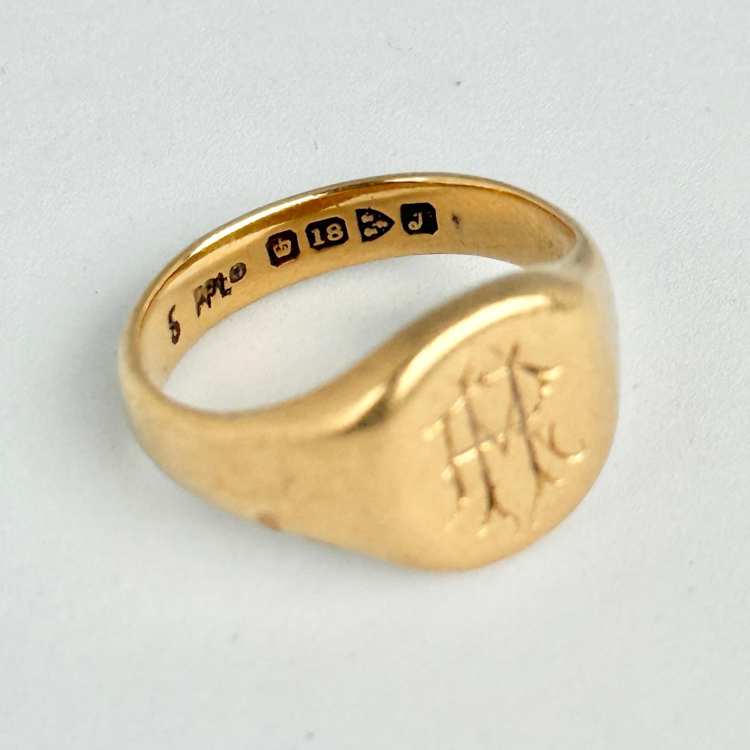 Dieser Siegelring aus 18 Karat Gold trägt auf der Vorderseite die Initialen 