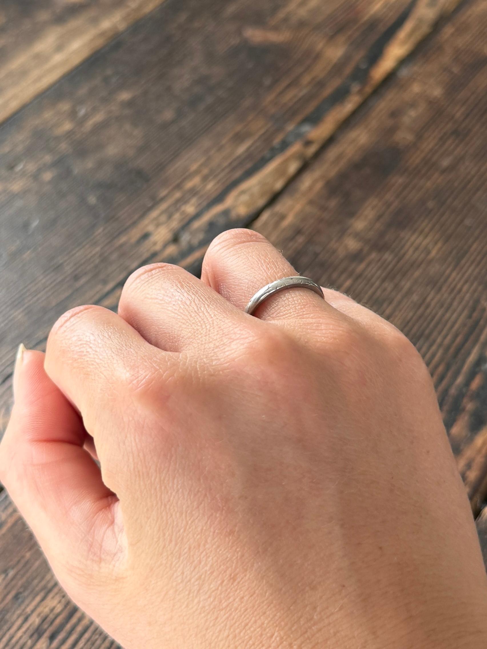 Ce bracelet est modelé en or jaune 18 carats à l'intérieur et en or blanc brillant à l'extérieur. L'intérieur de la bande est gravé mais la gravure s'est usée en raison de l'âge. La seule partie que l'on peut voir clairement indique 