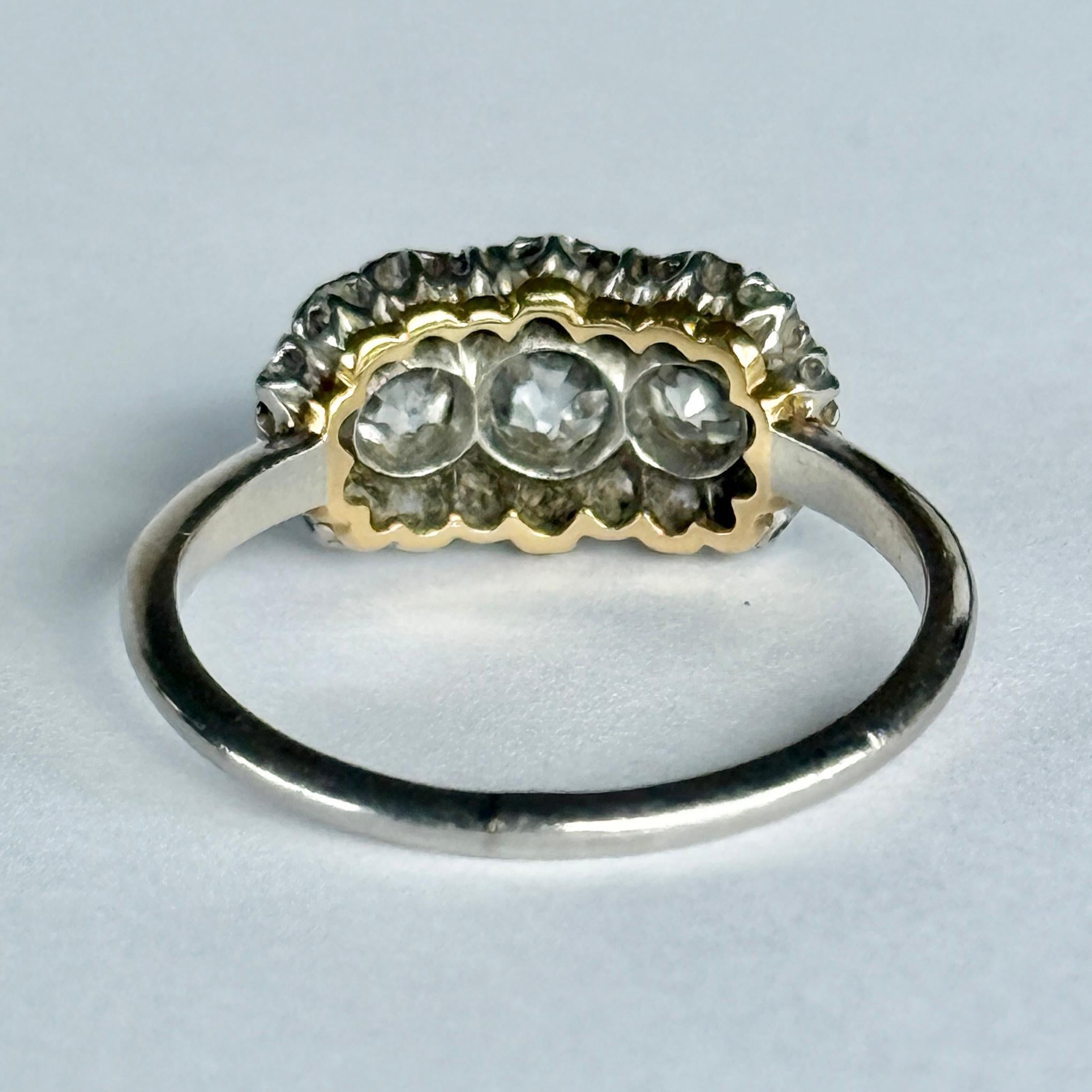 Dieser dreifach geclusterte Diamantring ist super funkelnd und hat insgesamt 1,90 Karat. Die Diamanten im alten Minenschliff sind in 18 Karat Weißgold gefasst, und an der Unterseite der Fassung befindet sich ein Detail aus 18 Karat