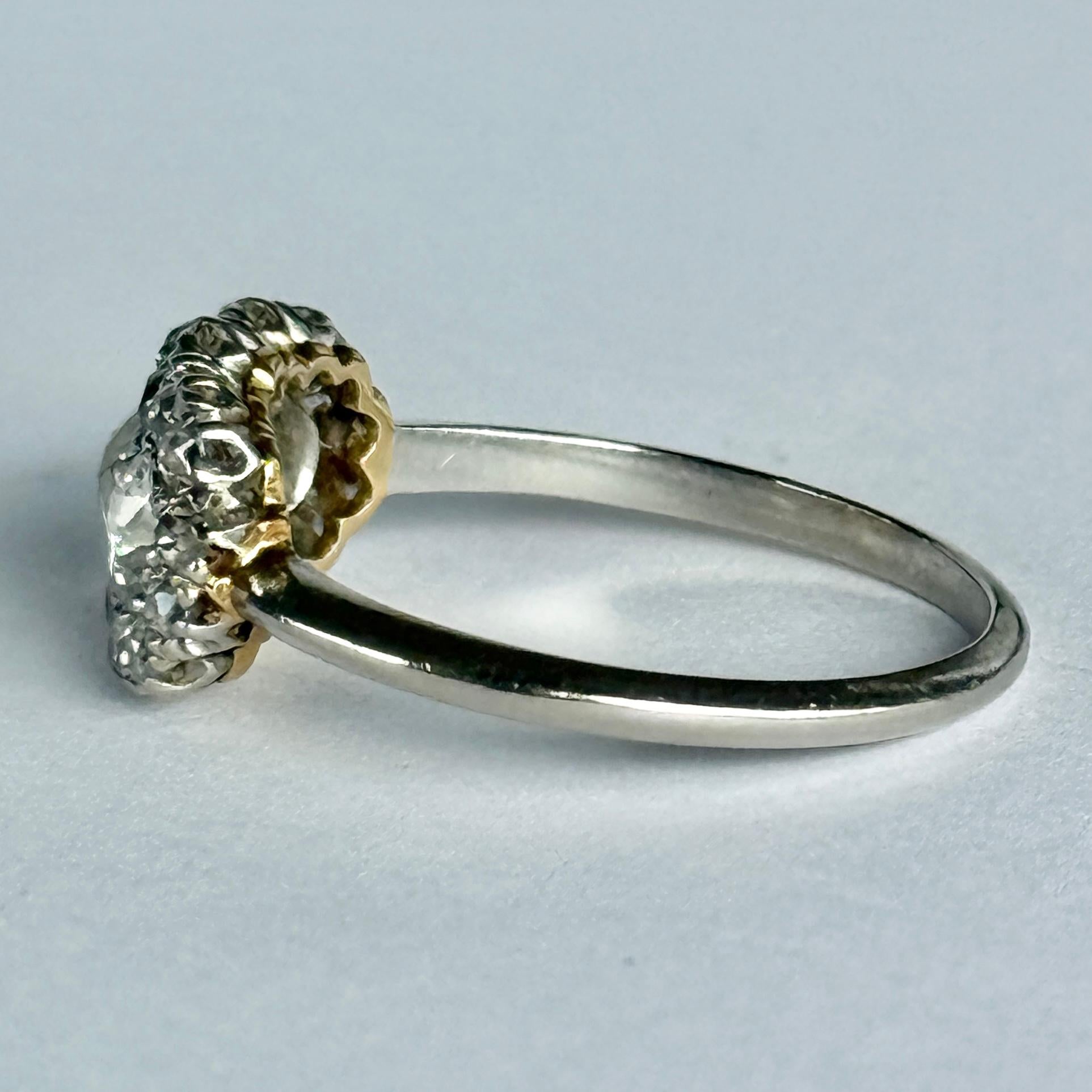 Art Deco 18 Karat Weißgold Dreifach-Cluster-Diamantring (Art déco) im Angebot
