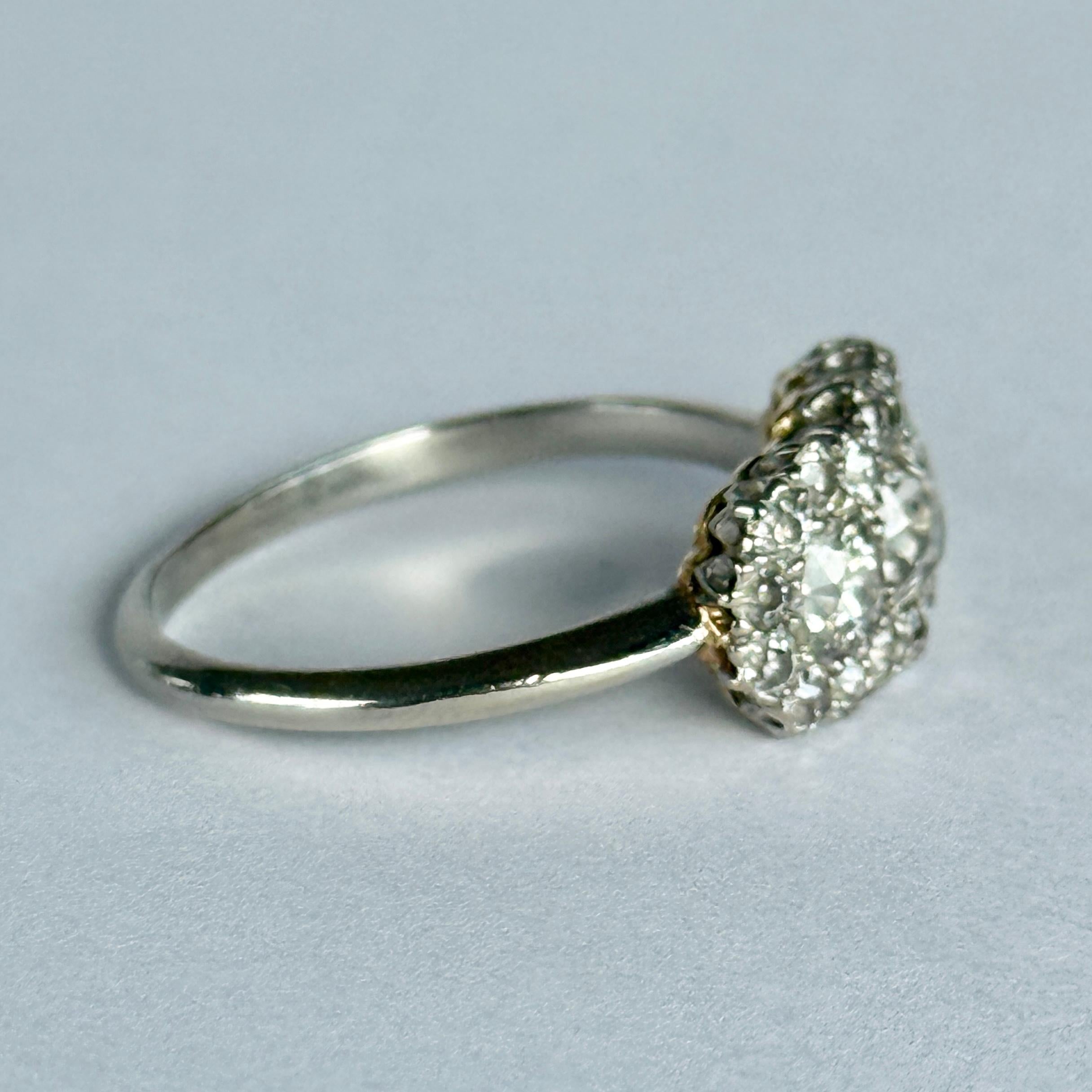 Art Deco 18 Karat Weißgold Dreifach-Cluster-Diamantring (Alteuropäischer Brillantschliff) im Angebot