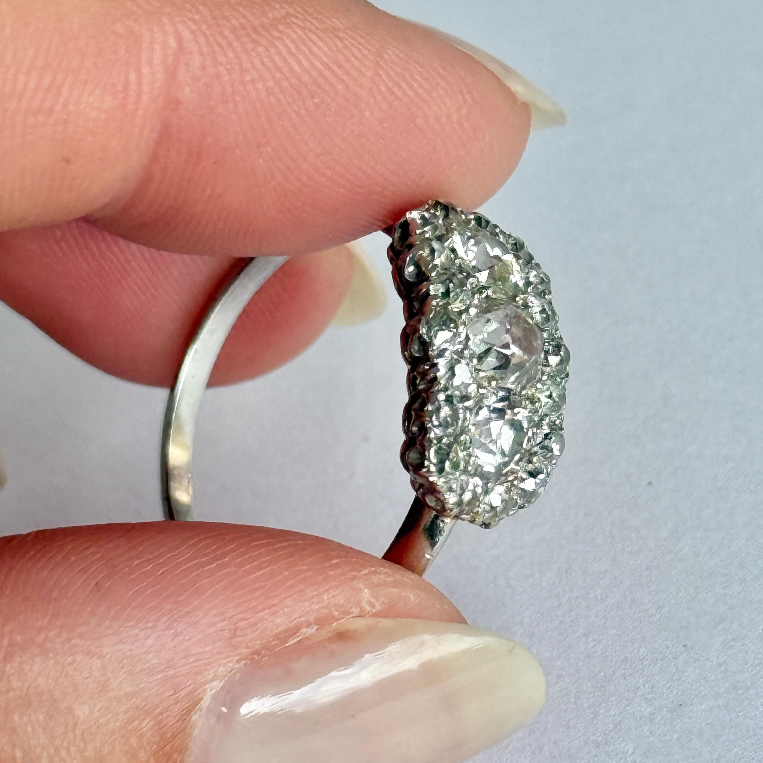 Art Deco 18 Karat Weißgold Dreifach-Cluster-Diamantring im Zustand „Gut“ im Angebot in Chipping Campden, GB